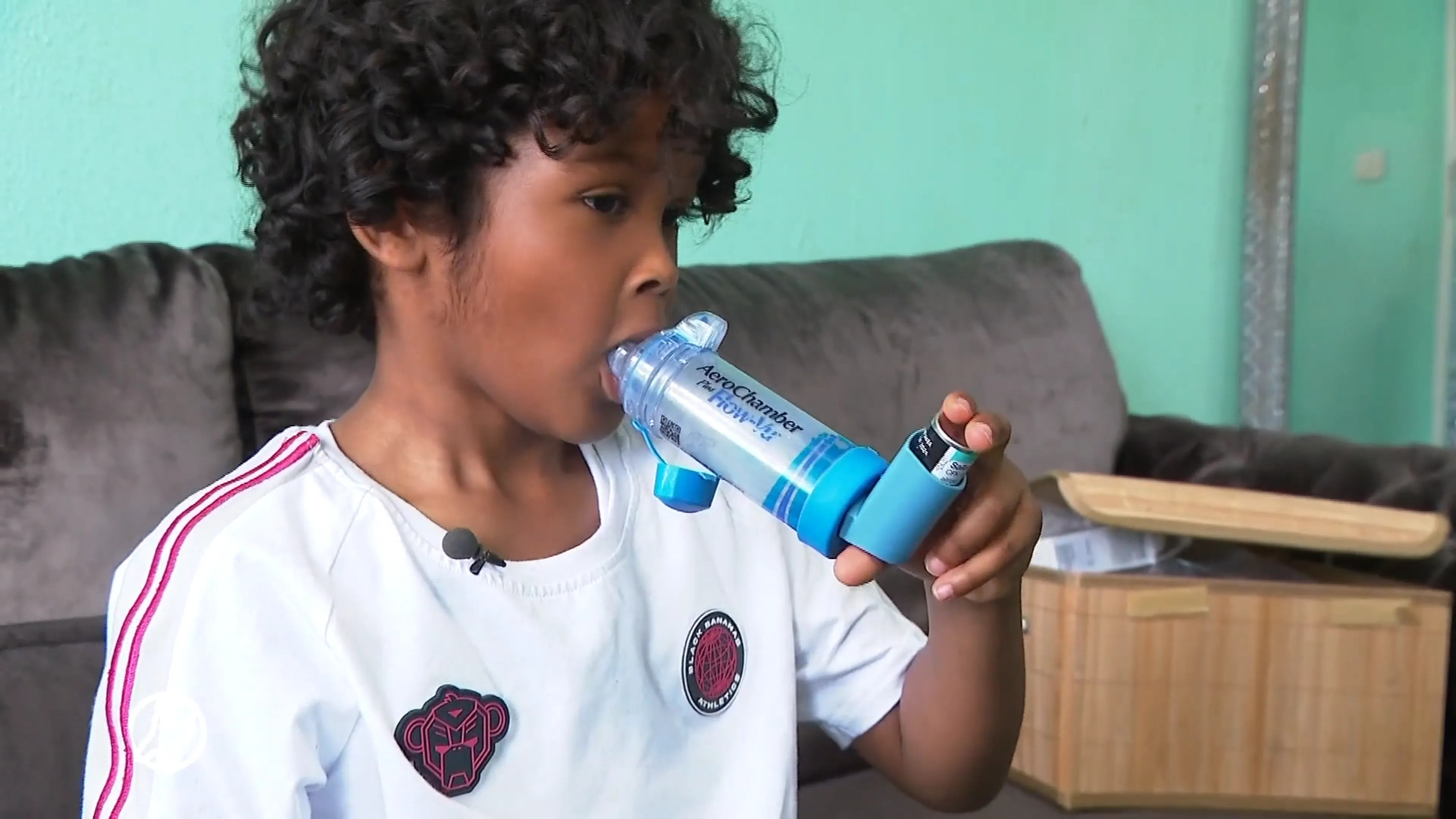 Drukke wegen geven gezondheidsrisico's voor kinderen, Emran (7) schreeuwt het soms uit van de pijn