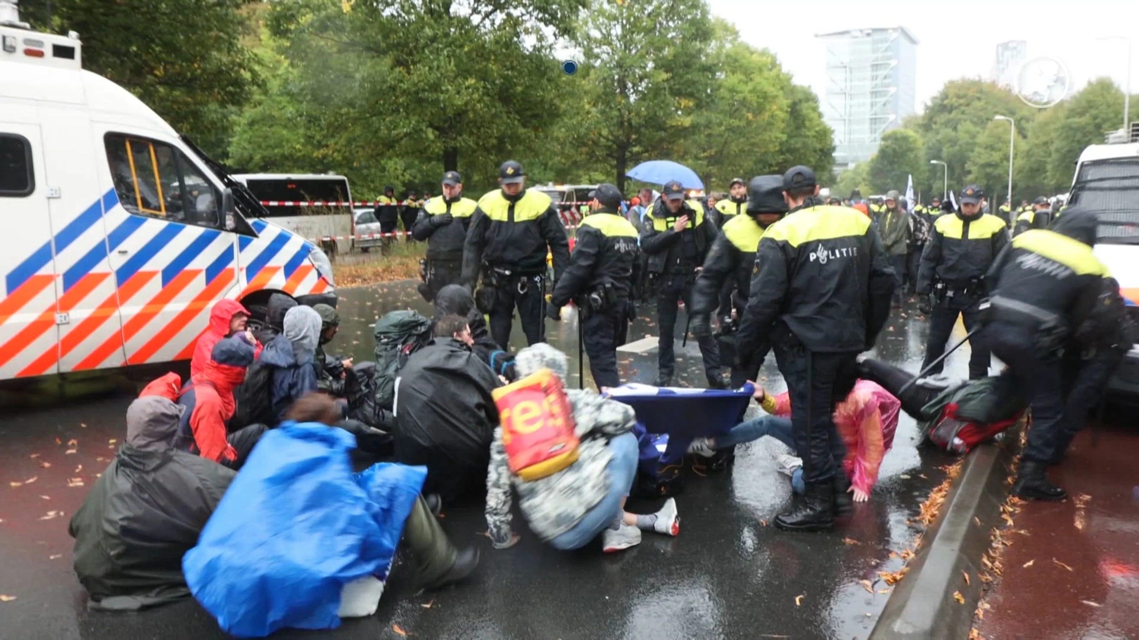 Politie arresteert klimaatactivisten die A12 blokkeren