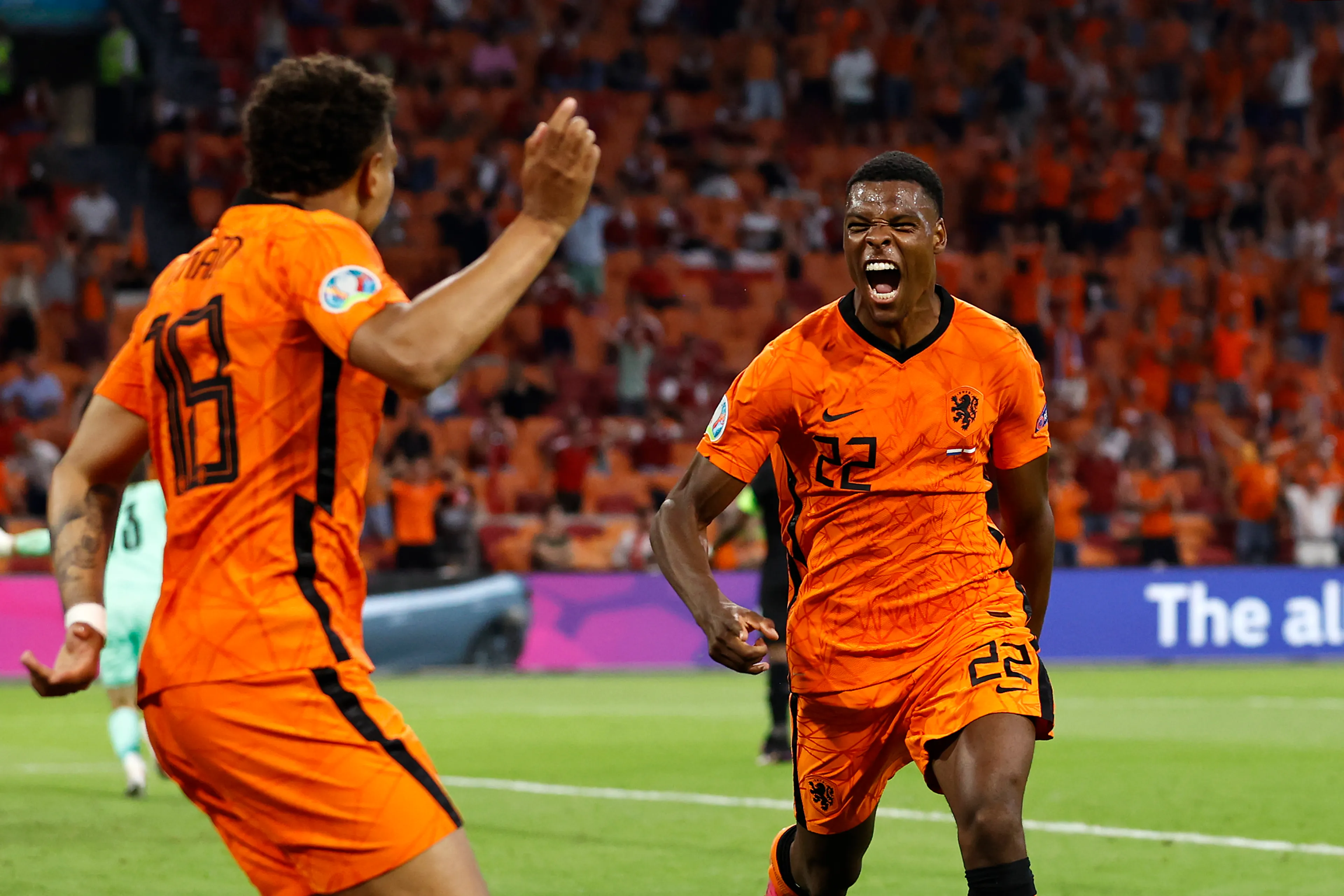 Depay en Dumfries schieten Oranje naar de achtste finales van het EK voetbal