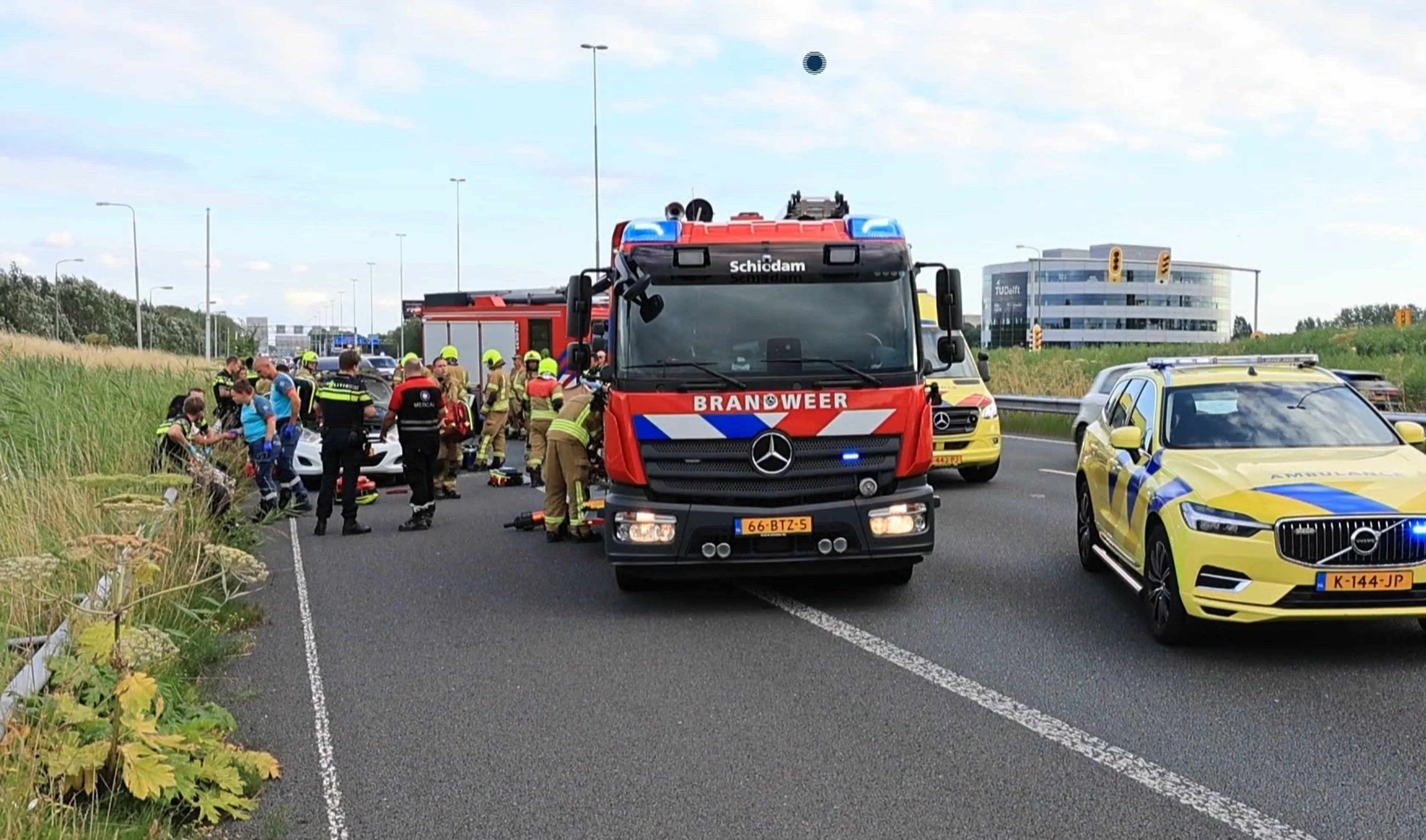 Kindje overleden na botsing op de A13 bij Delft