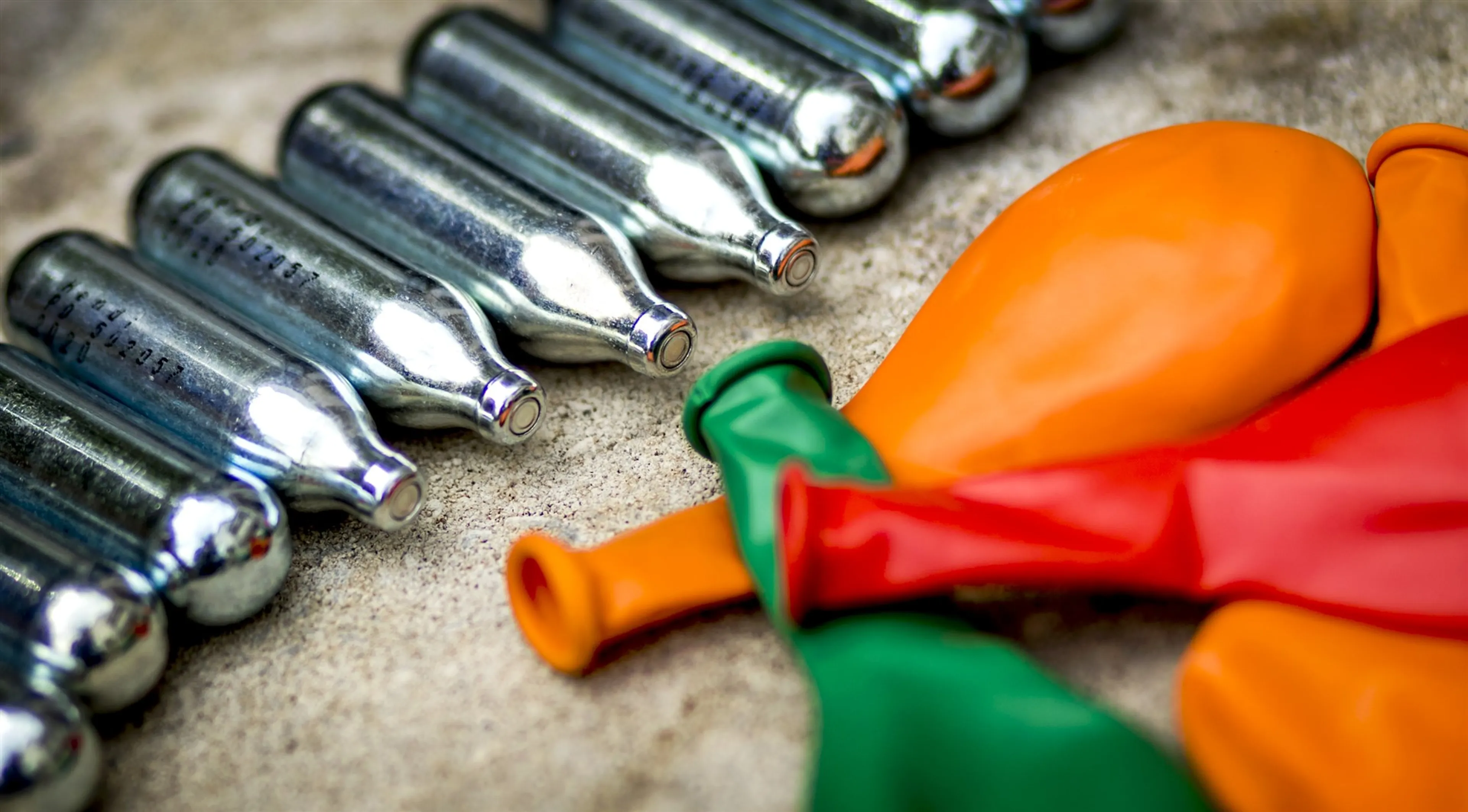 Rotterdamse schoonmakers ruimen wekelijks honderden lachgascilinders op