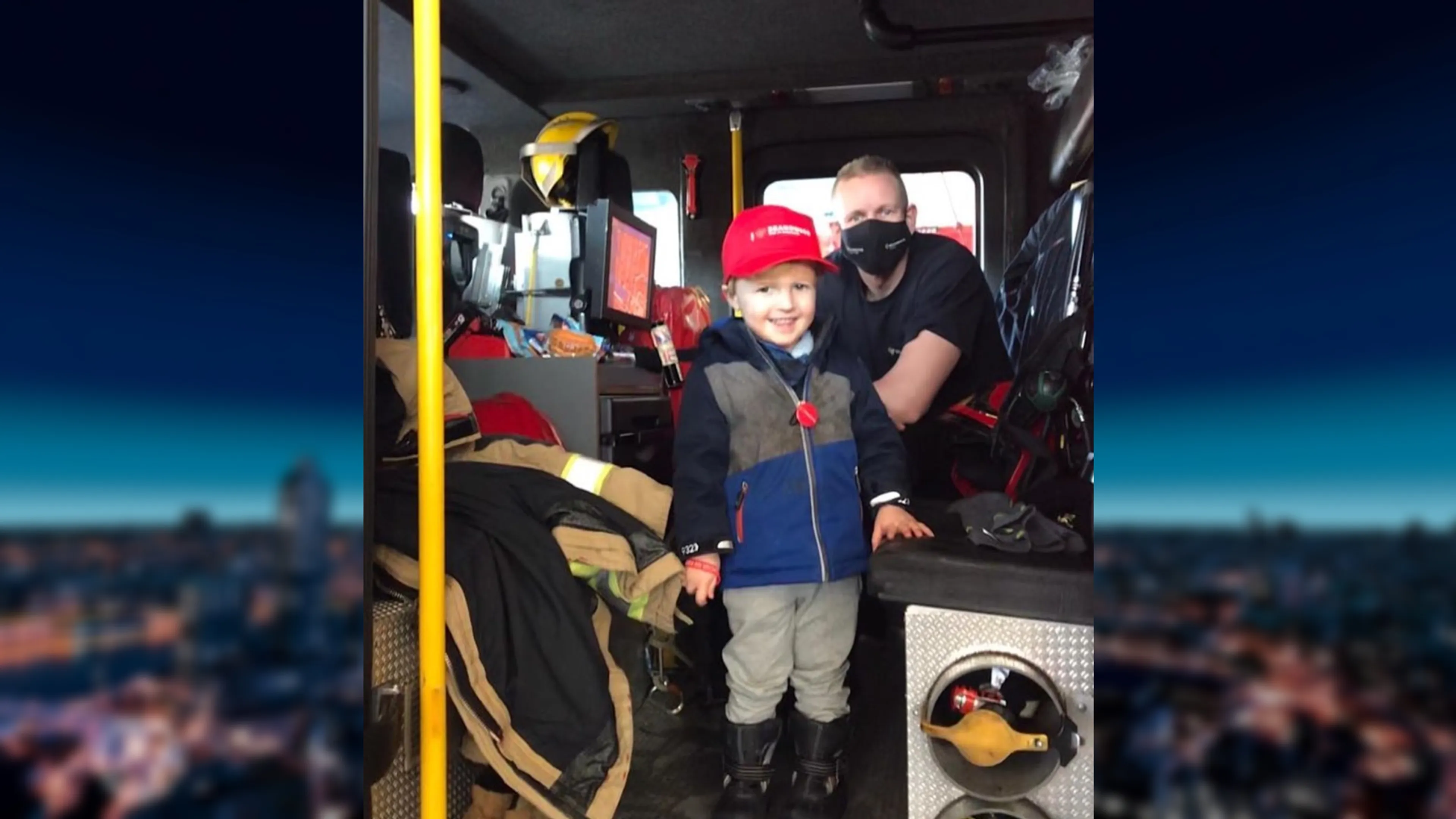 Peuter (3) die van dun laagje ijs werd gered bedankt zijn brandweerhelden