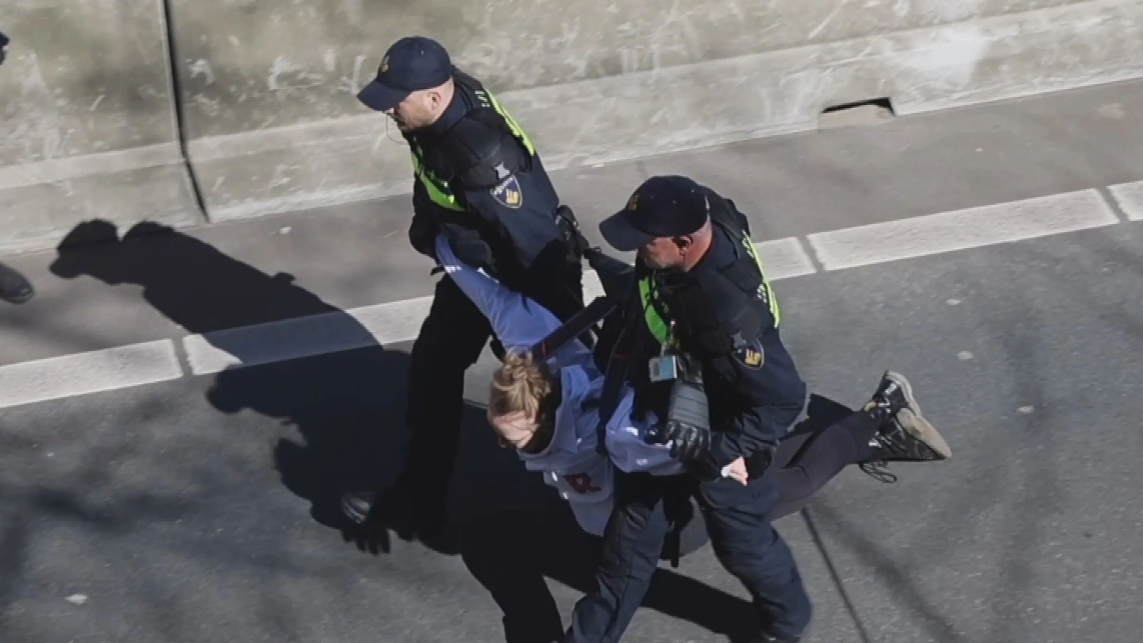 Politie pakt XR-activisten harder aan: naar bureau en boetes voor gevaar op weg