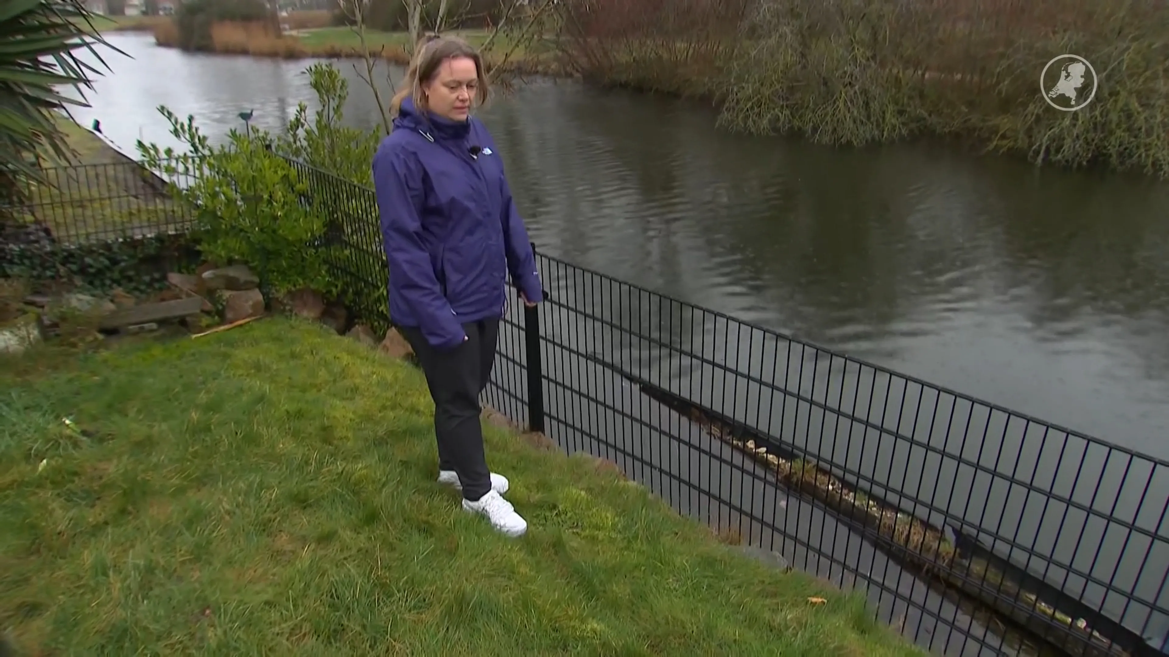 Bewoners zitten tussen wal, gemeente en waterschap in, terwijl tuin verzakt