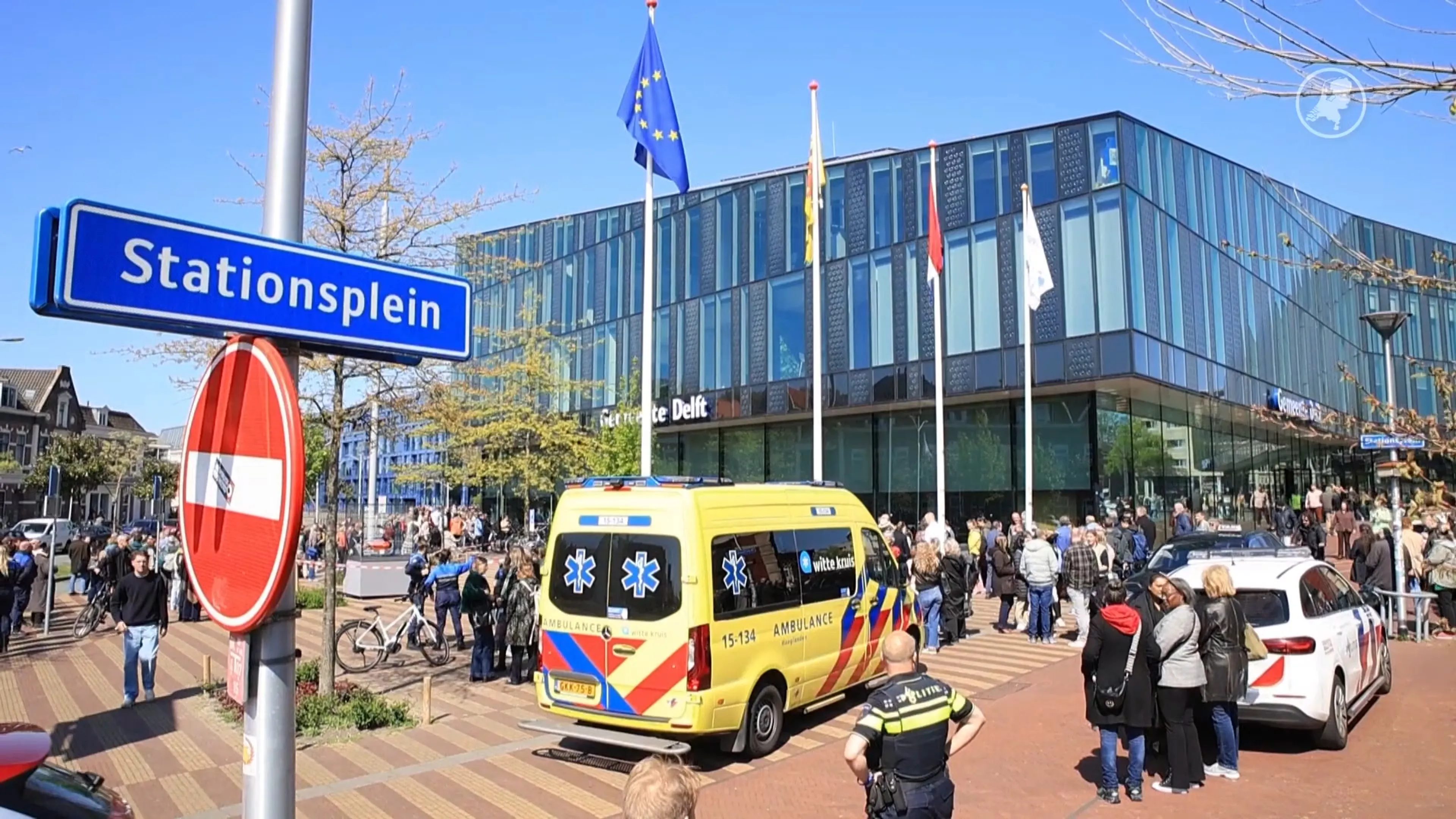Stadskantoor Delft ontruimd na brand, brandbare stof naar binnen gegooid