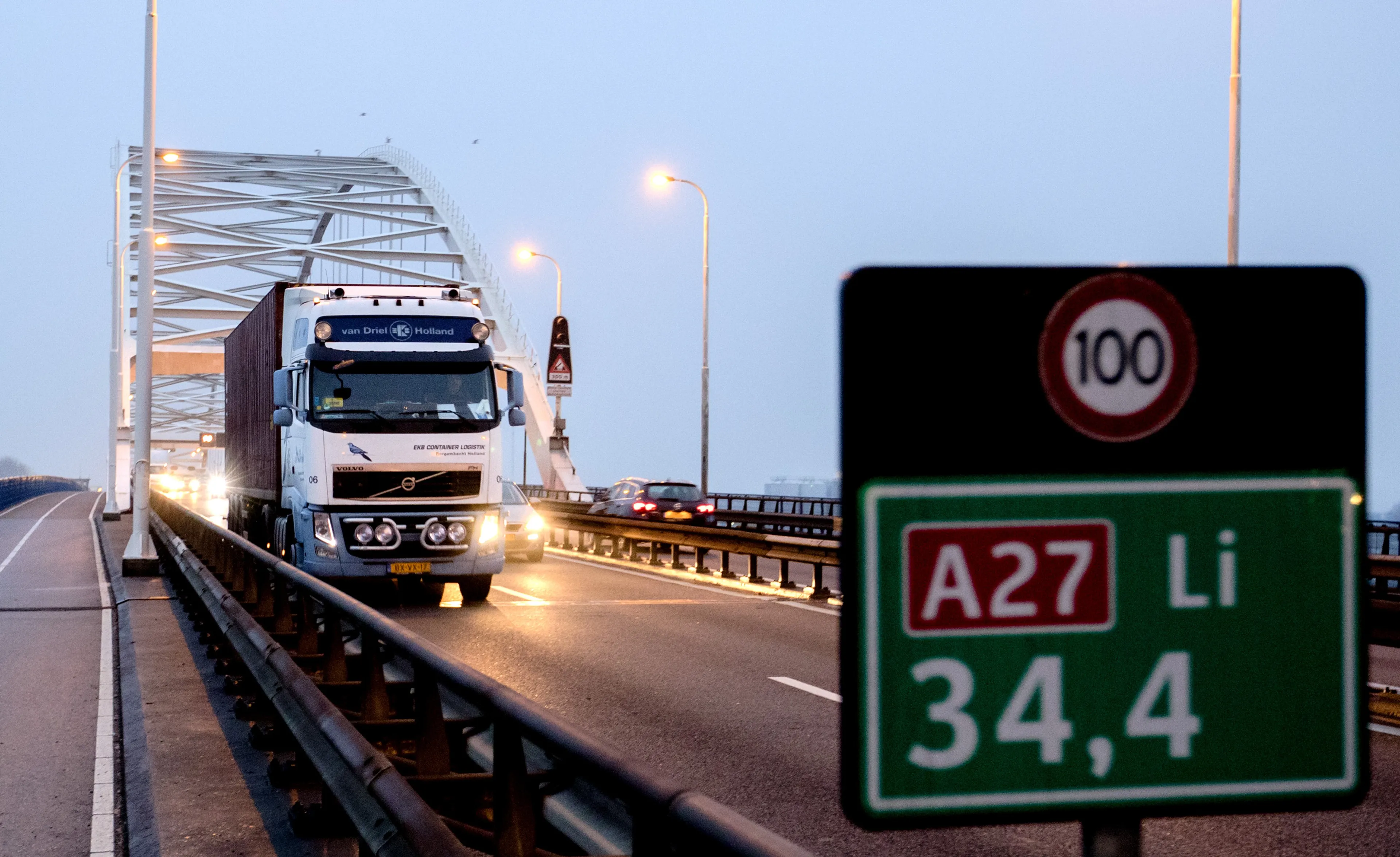 Kabinet trekt 18 miljard uit voor wegen en spoor, andere plannen op pauze