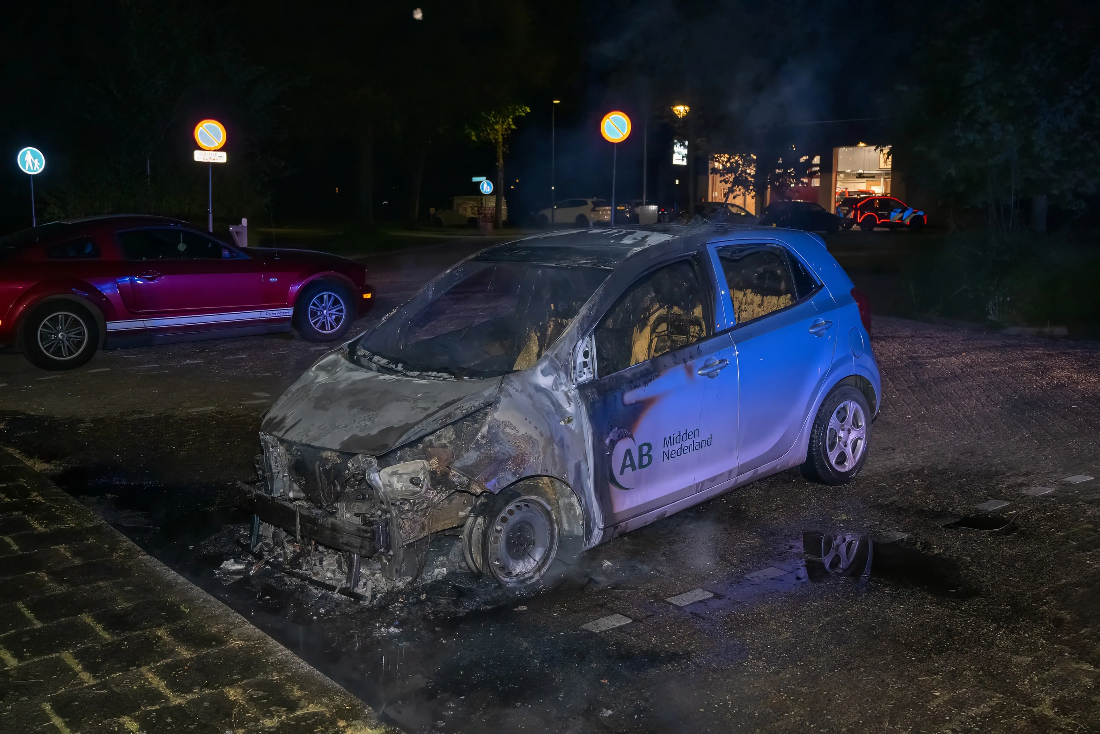 Meerdere branden tegelijk in Wilnis: vier auto's van zelfde bedrijf in vlammen op