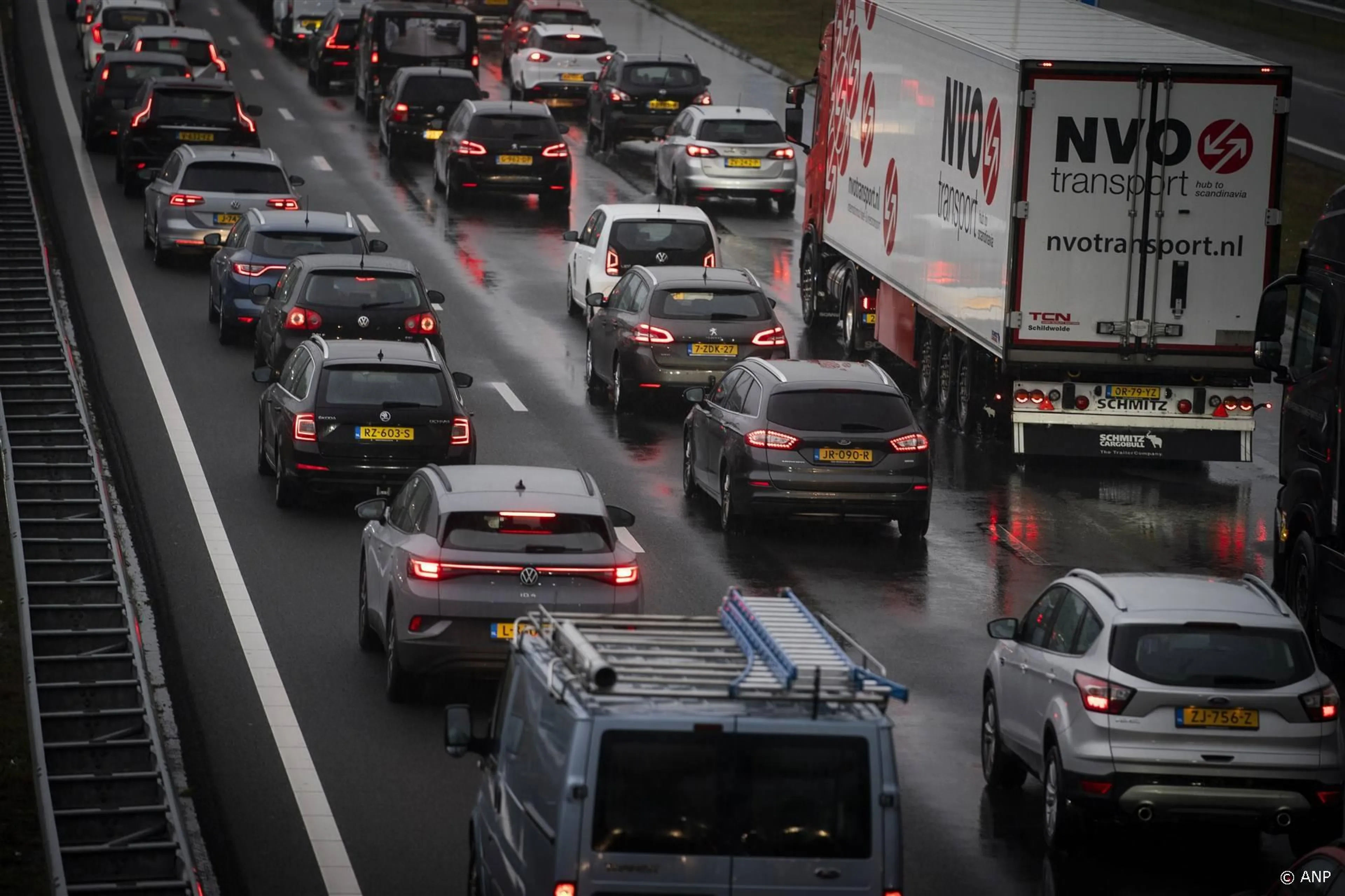 Erg drukke ochtendspits door ongelukken en buien