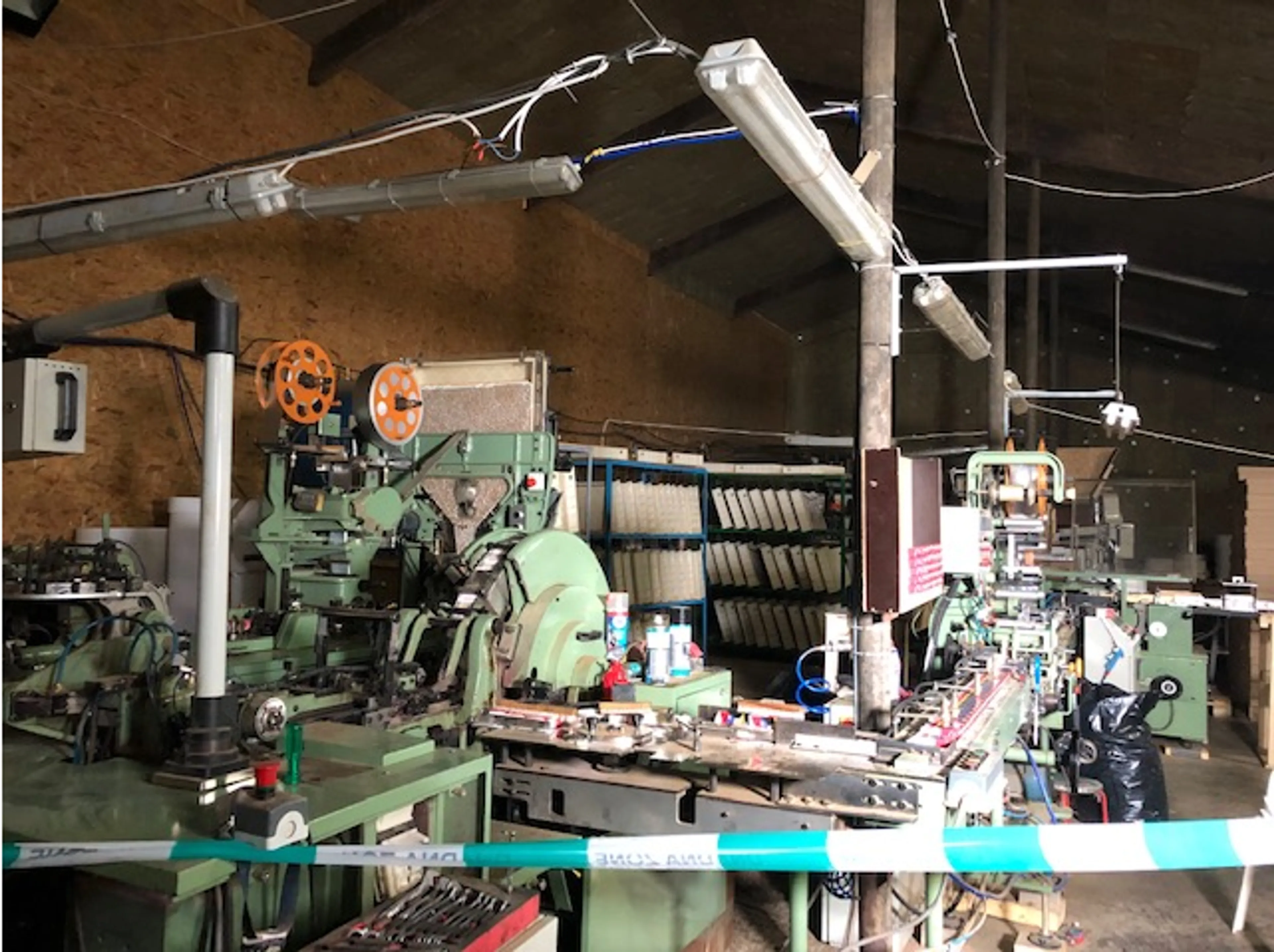 Illegale sigarettenfabriek opgerold in loods, dertien mannen opgepakt