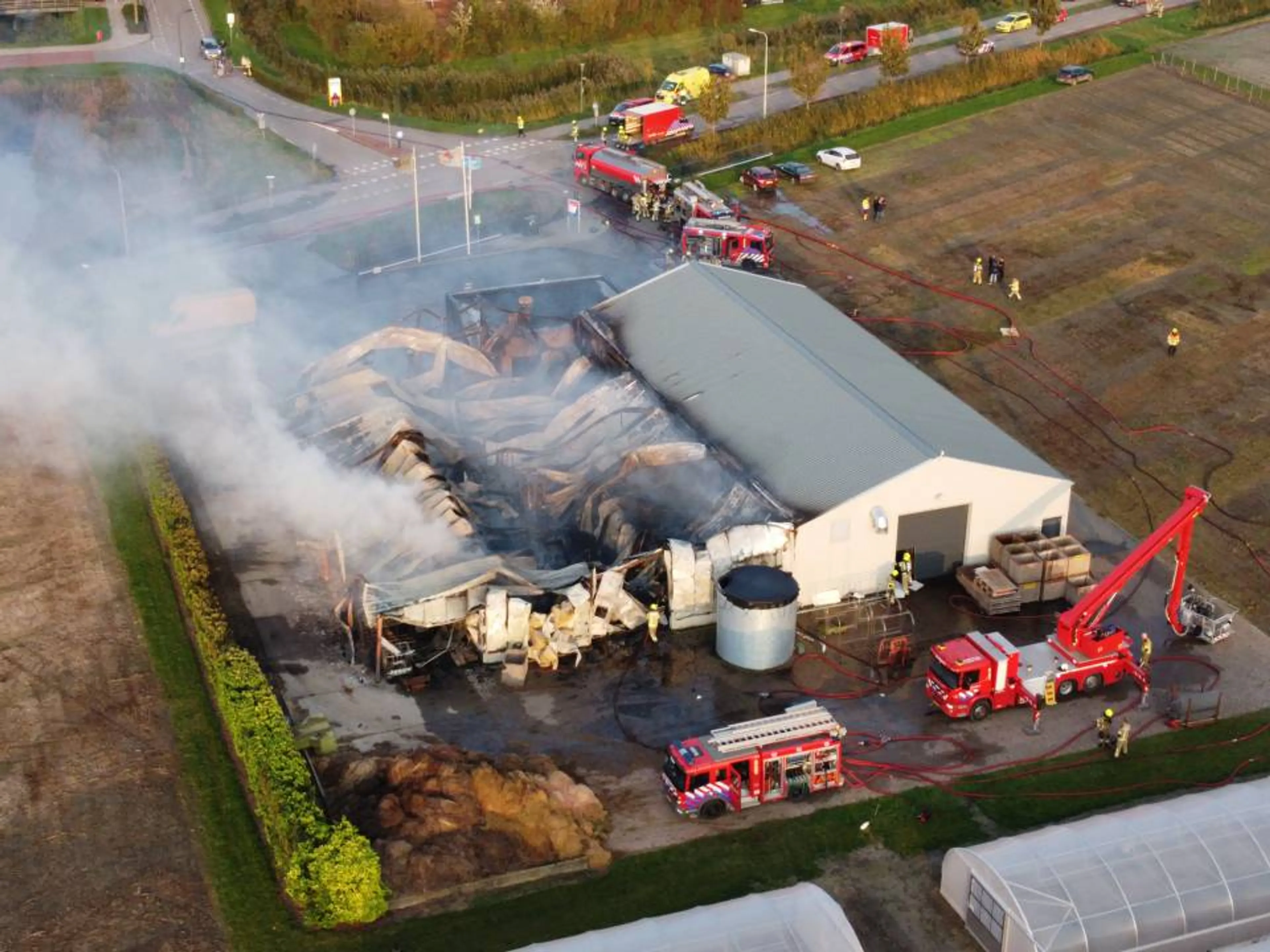 Uitslaande brand in kassen bij Sint-Annaland is onder controle