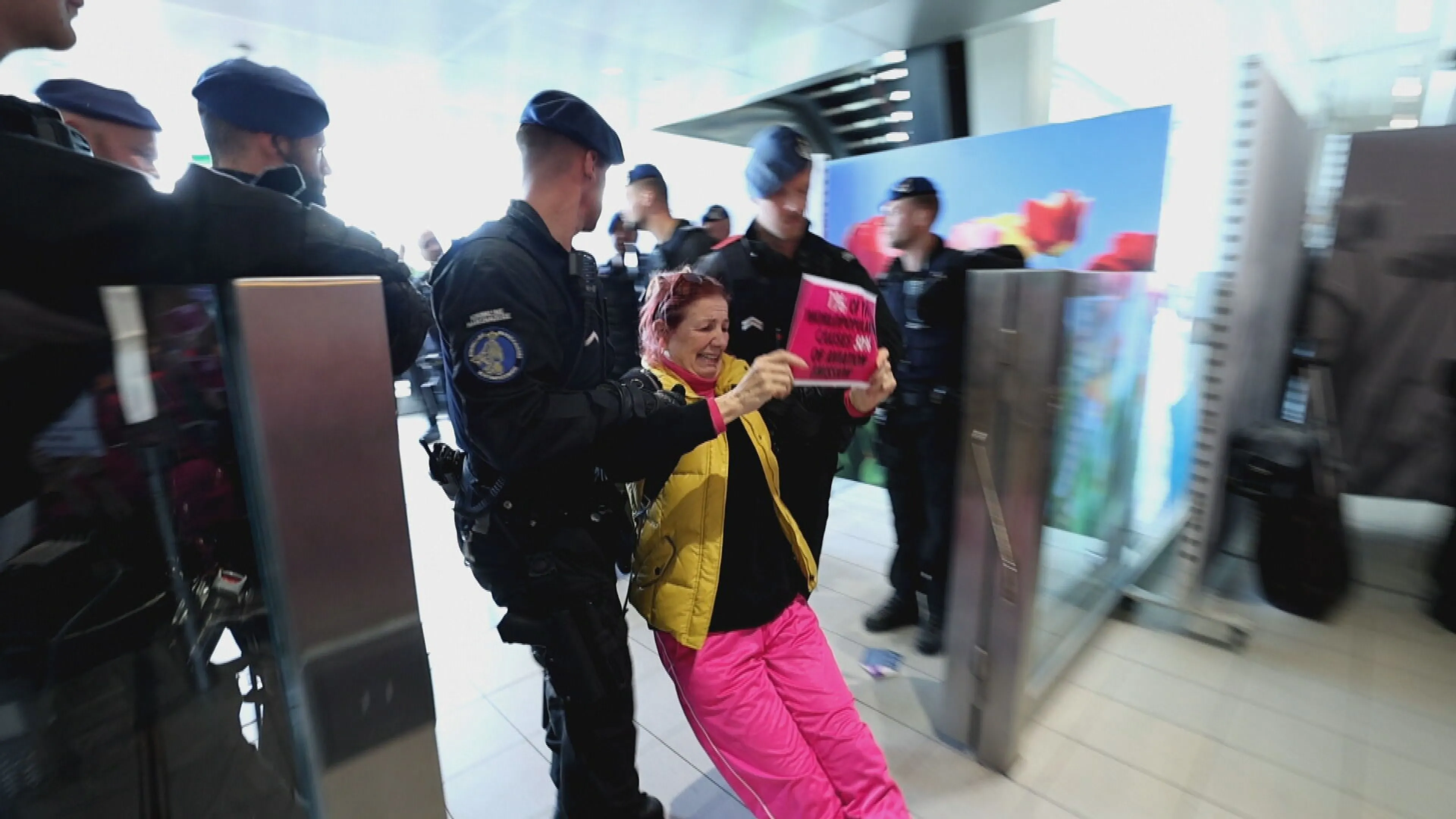 Marechaussee houdt klimaatactivisten aan in vertrekhal Schiphol