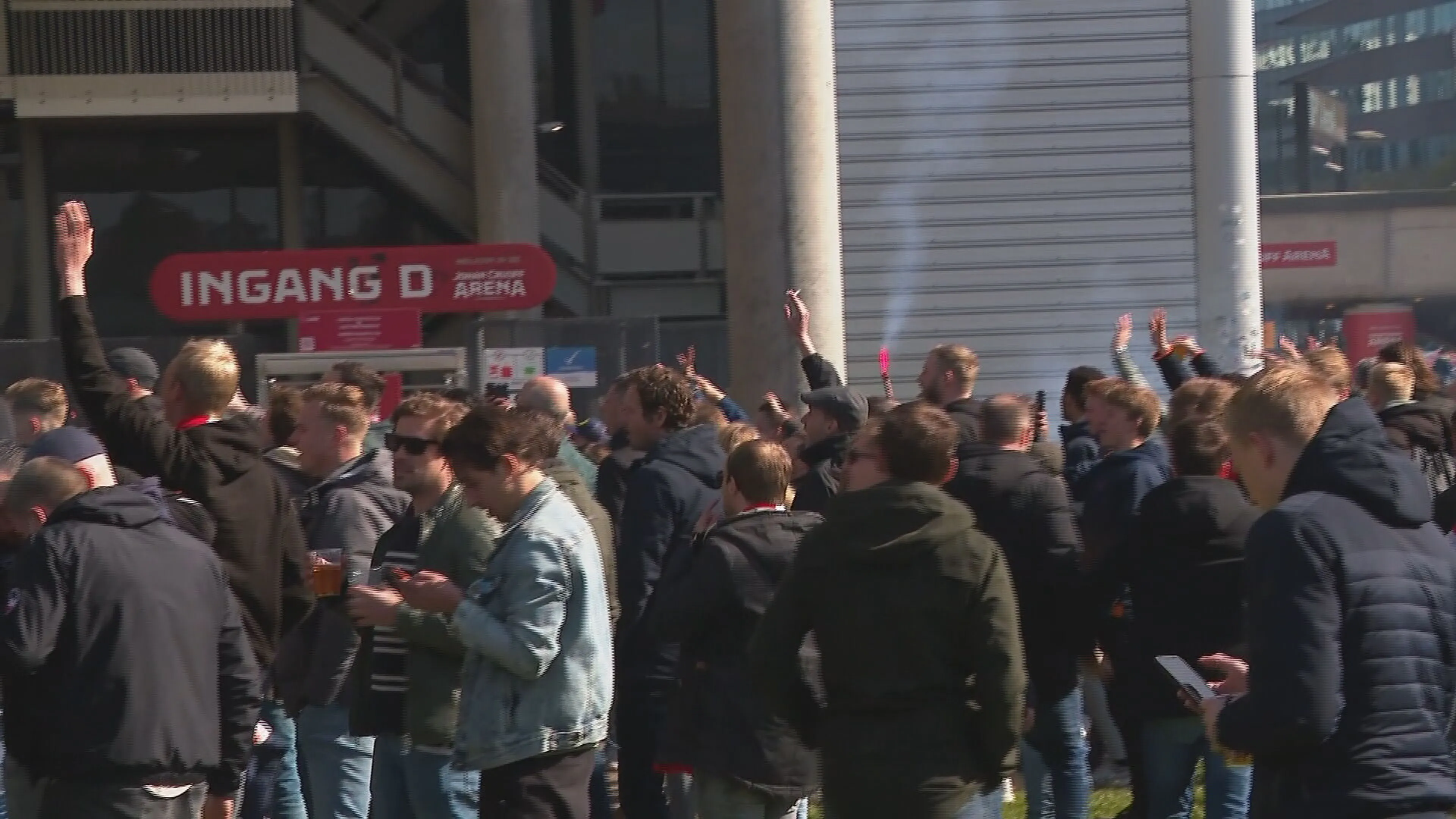 VIDEO: Honderden uitzinnige Ajax-supporters vieren officieus landskampioenschap