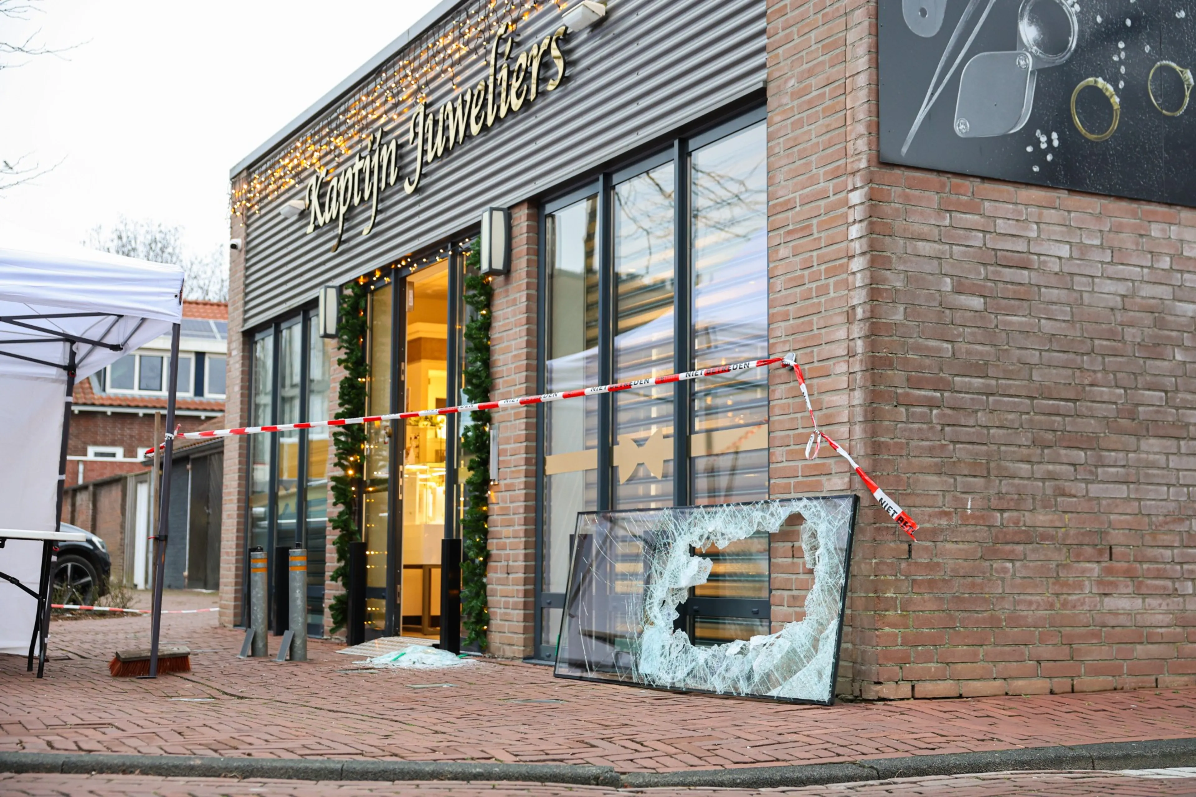 Inbraak bij juwelier Emmeloord, twee vitrines vol sieraden leeggeroofd