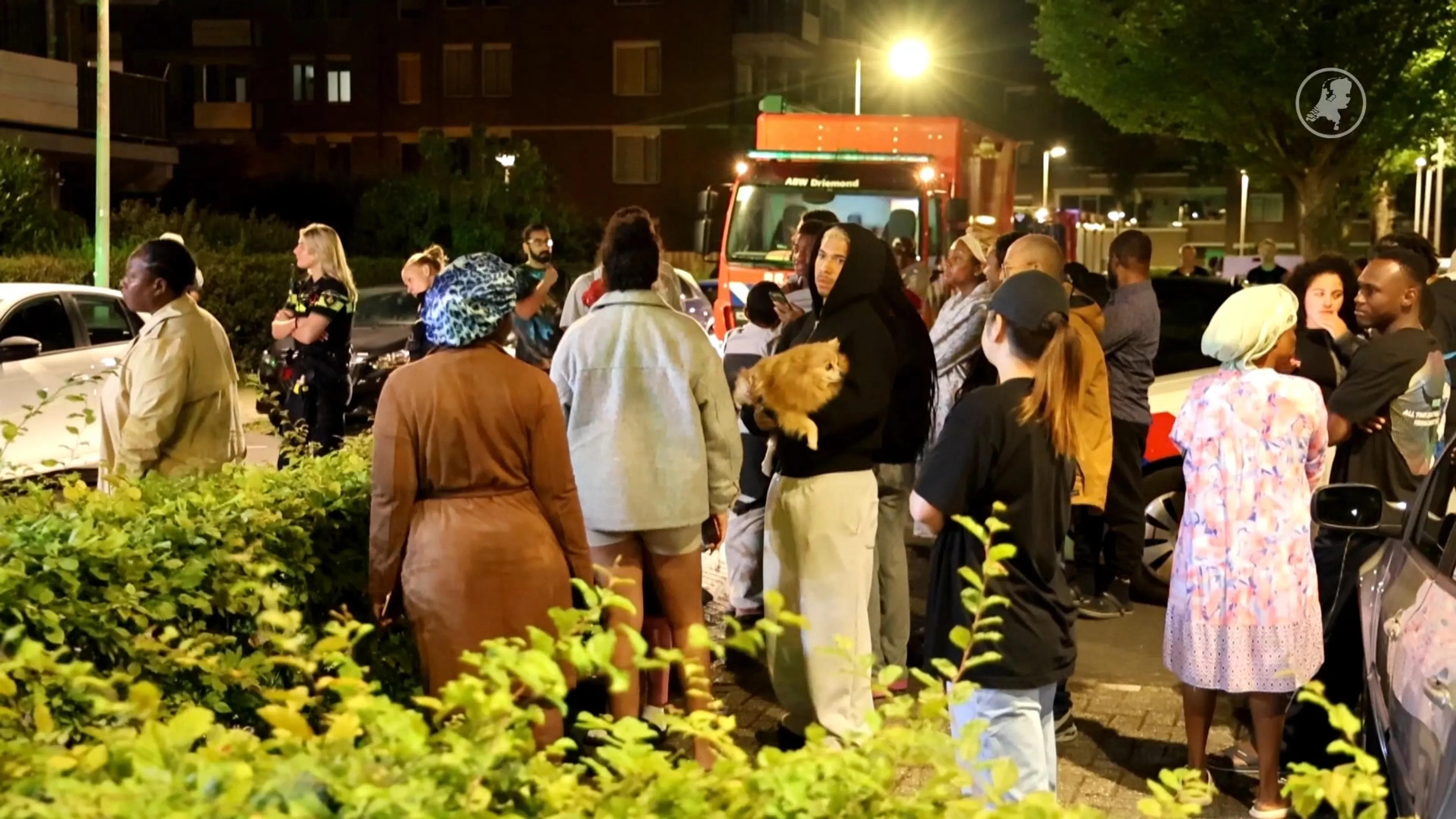 Grote brand en gaslek in Amsterdam na explosie, politie zoekt verdachten