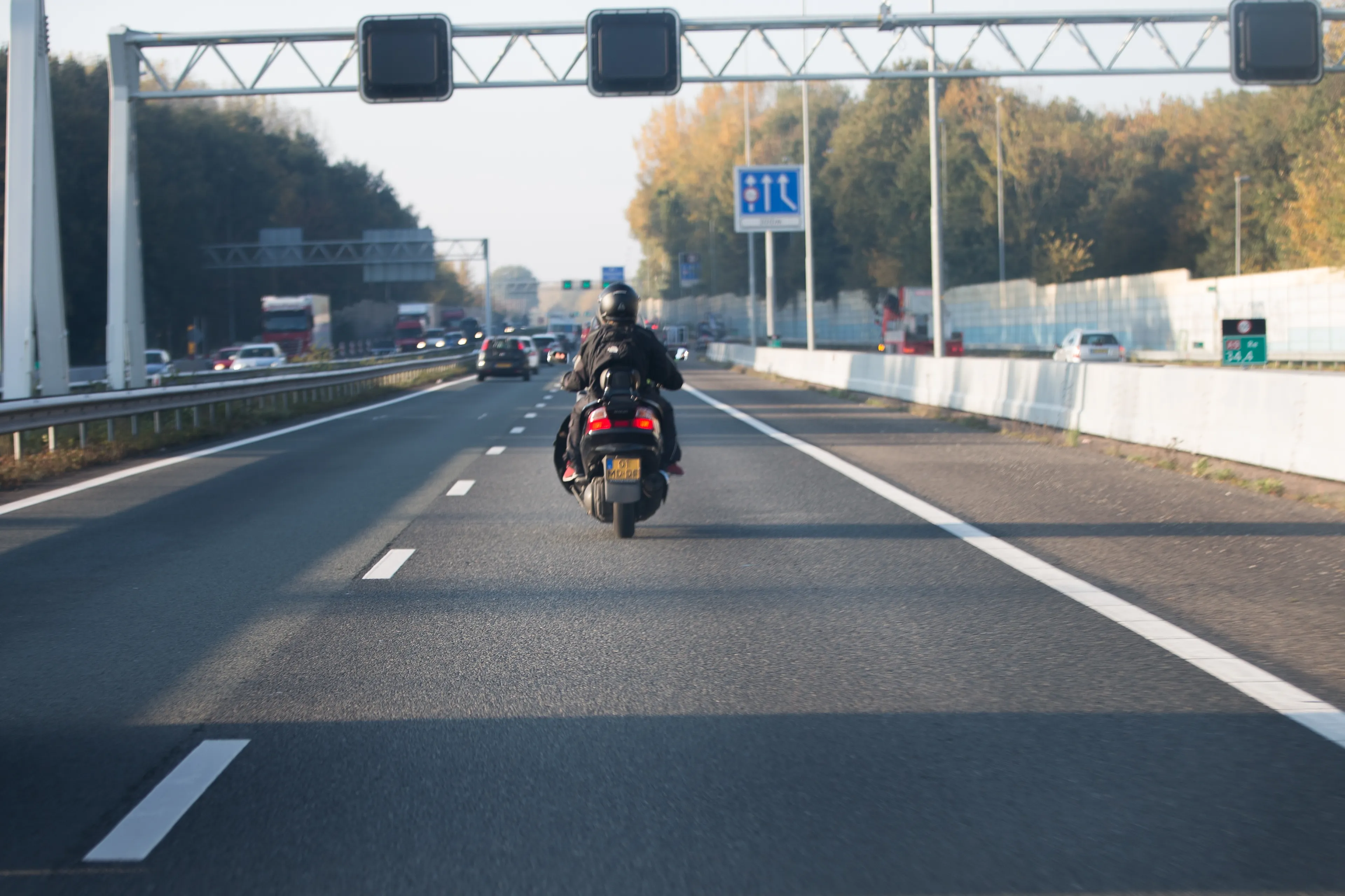 Motorrijder (31) scheurt met ruim 100 km/u te hard over A7