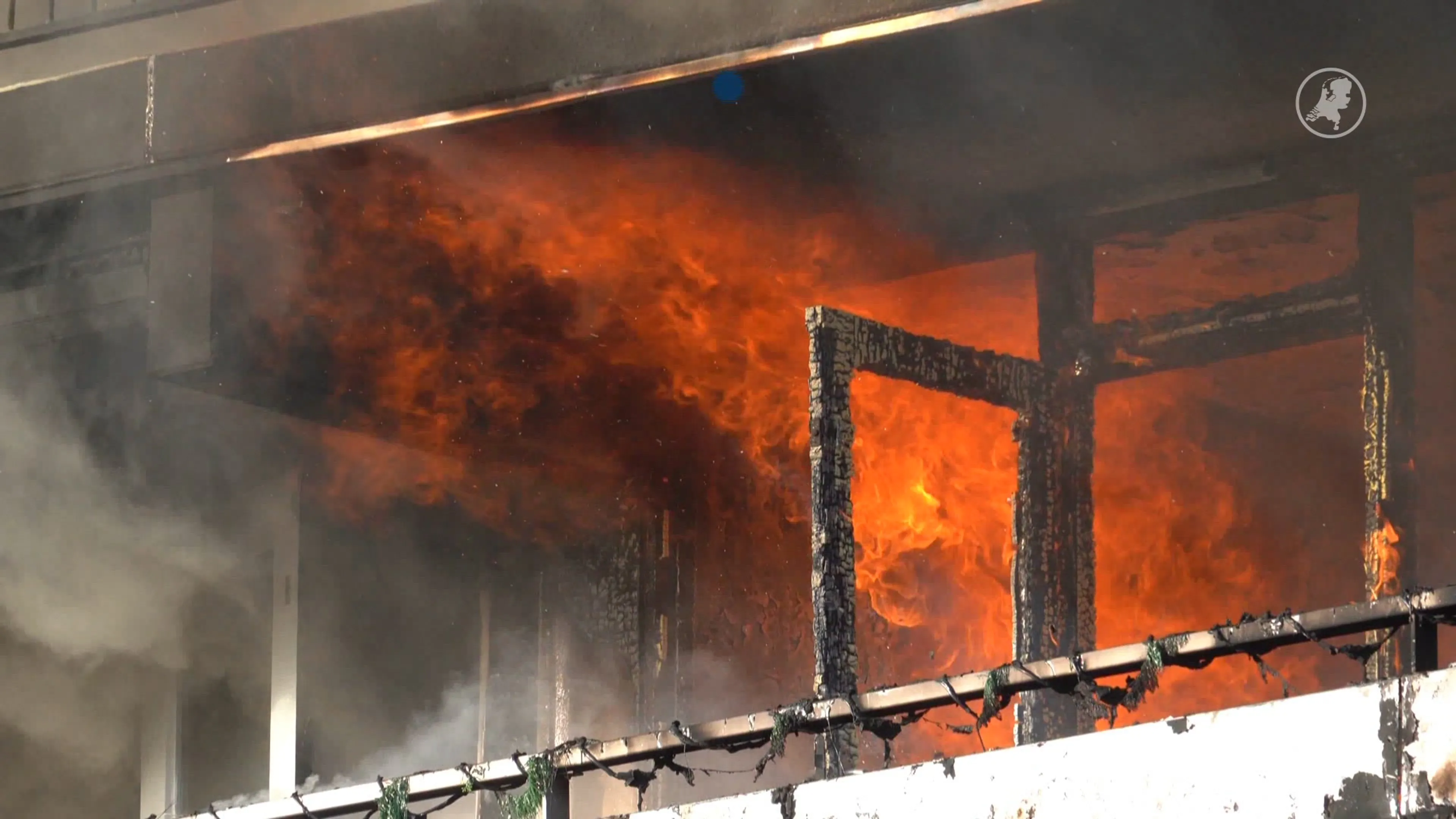 Grote uitslaande brand in Assen, flat ontruimd