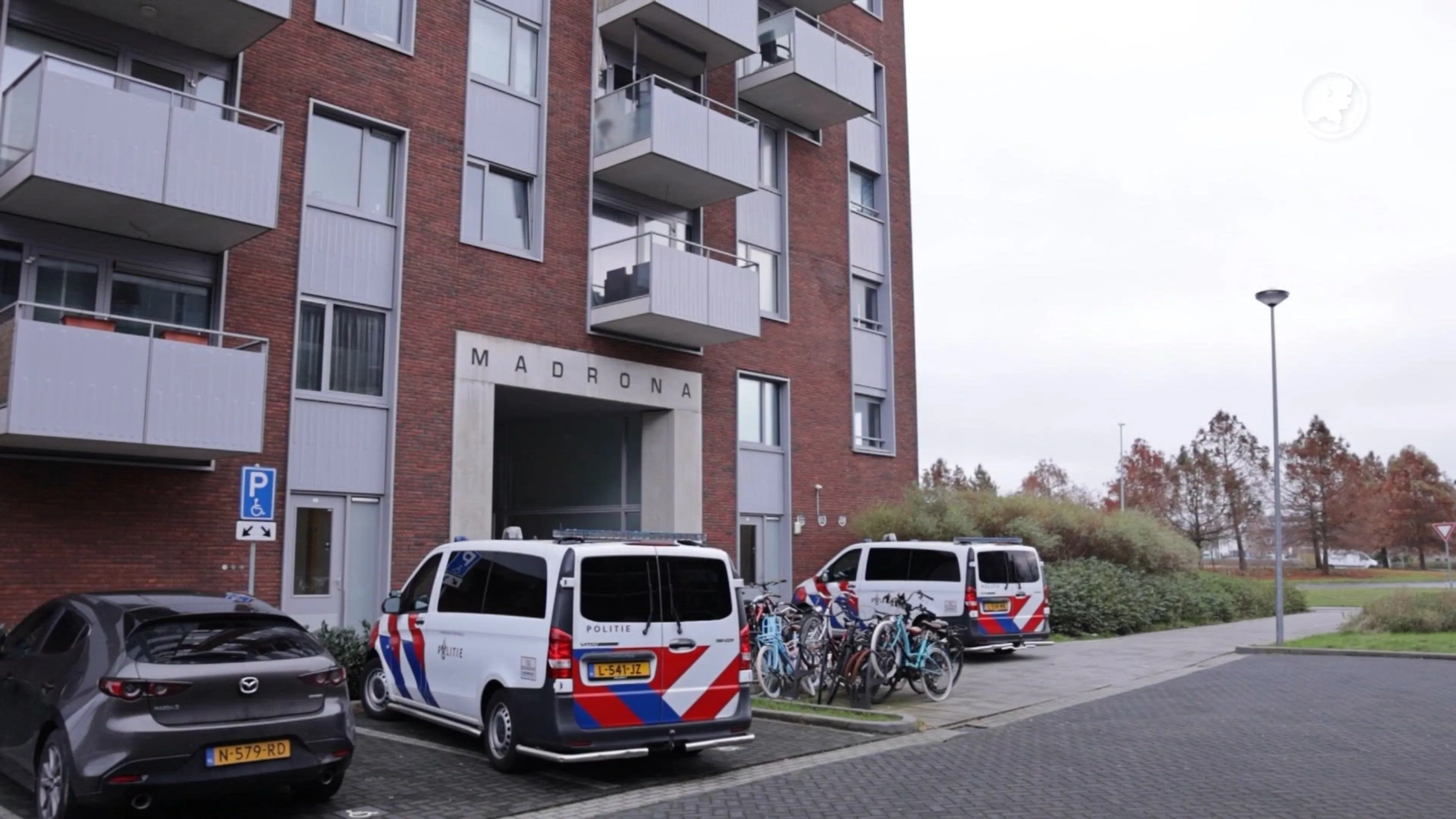 Man (53) overleden na val van balkon Almere, politie zoekt getuigen
