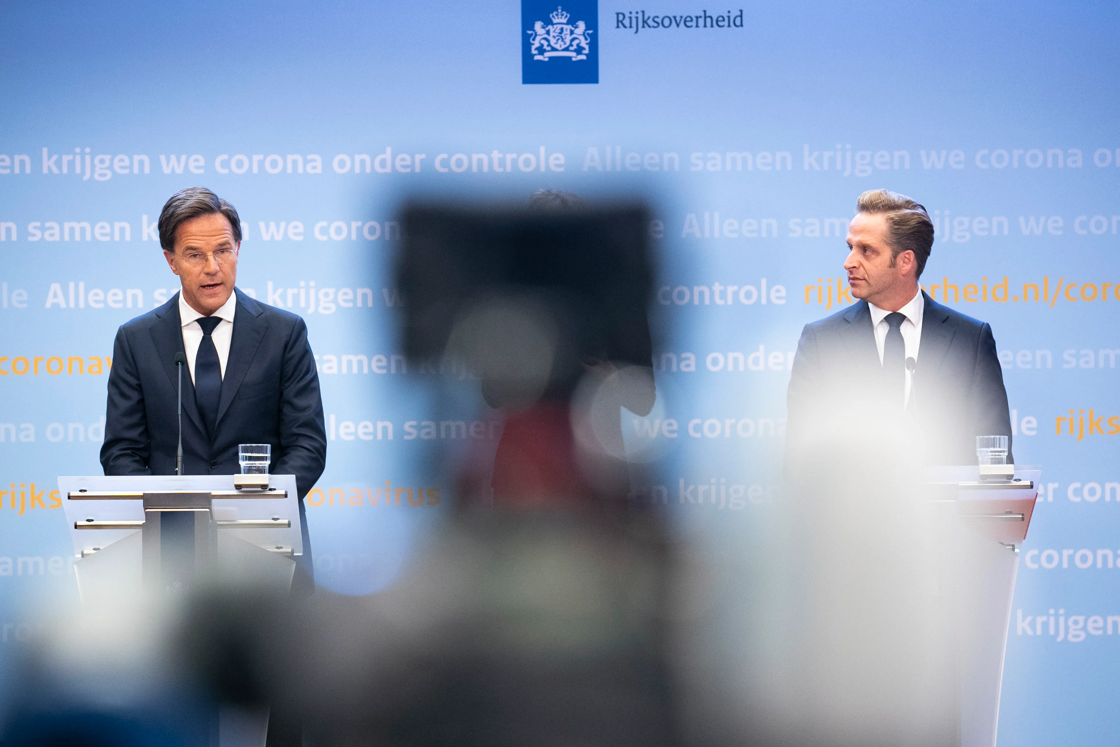Premier Rutte en minister De Jonge geven maandagavond weer persconferentie over corona