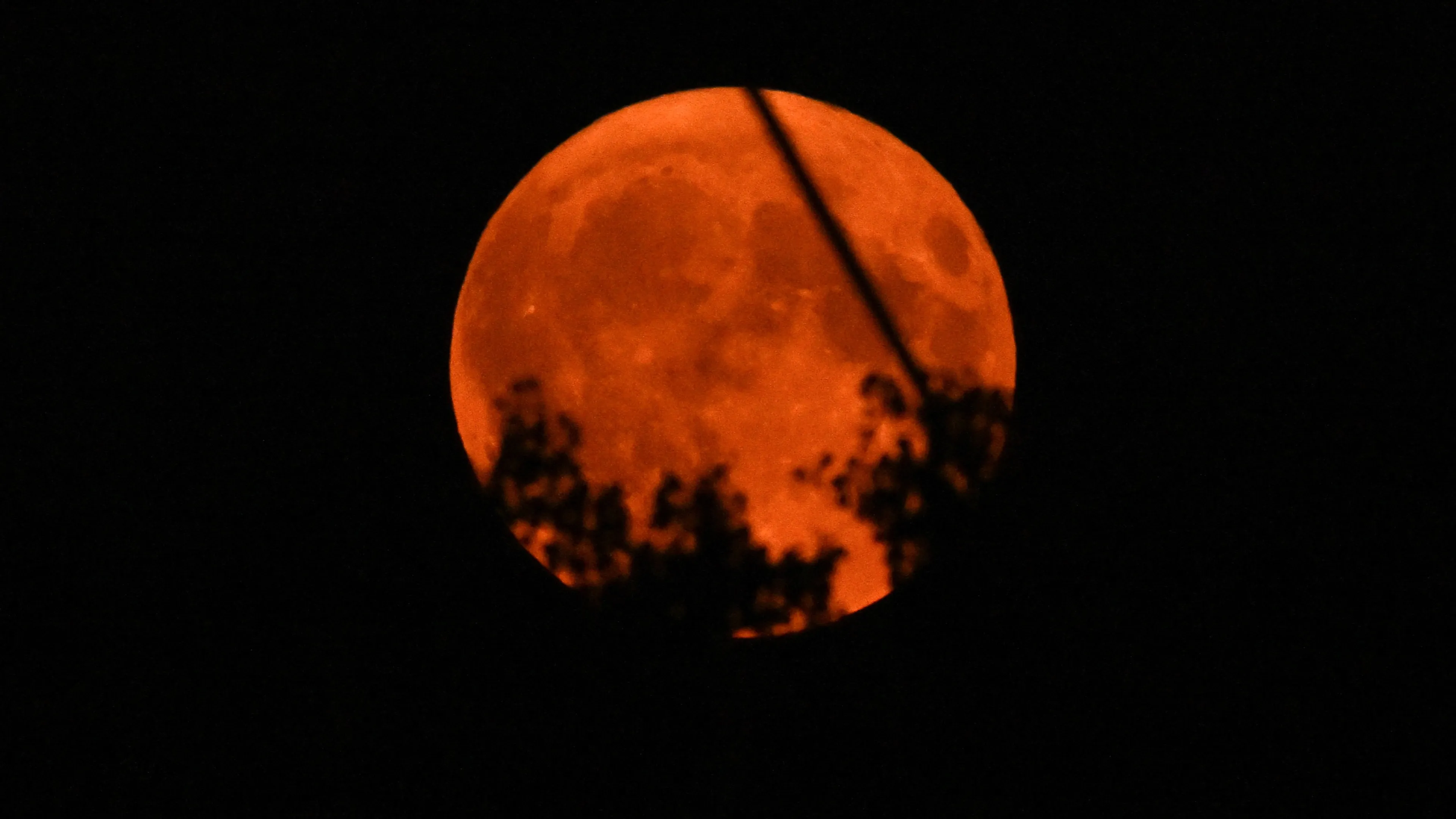 Mooie plaatjes: afgelopen nacht was supermaan en maansverduistering te zien