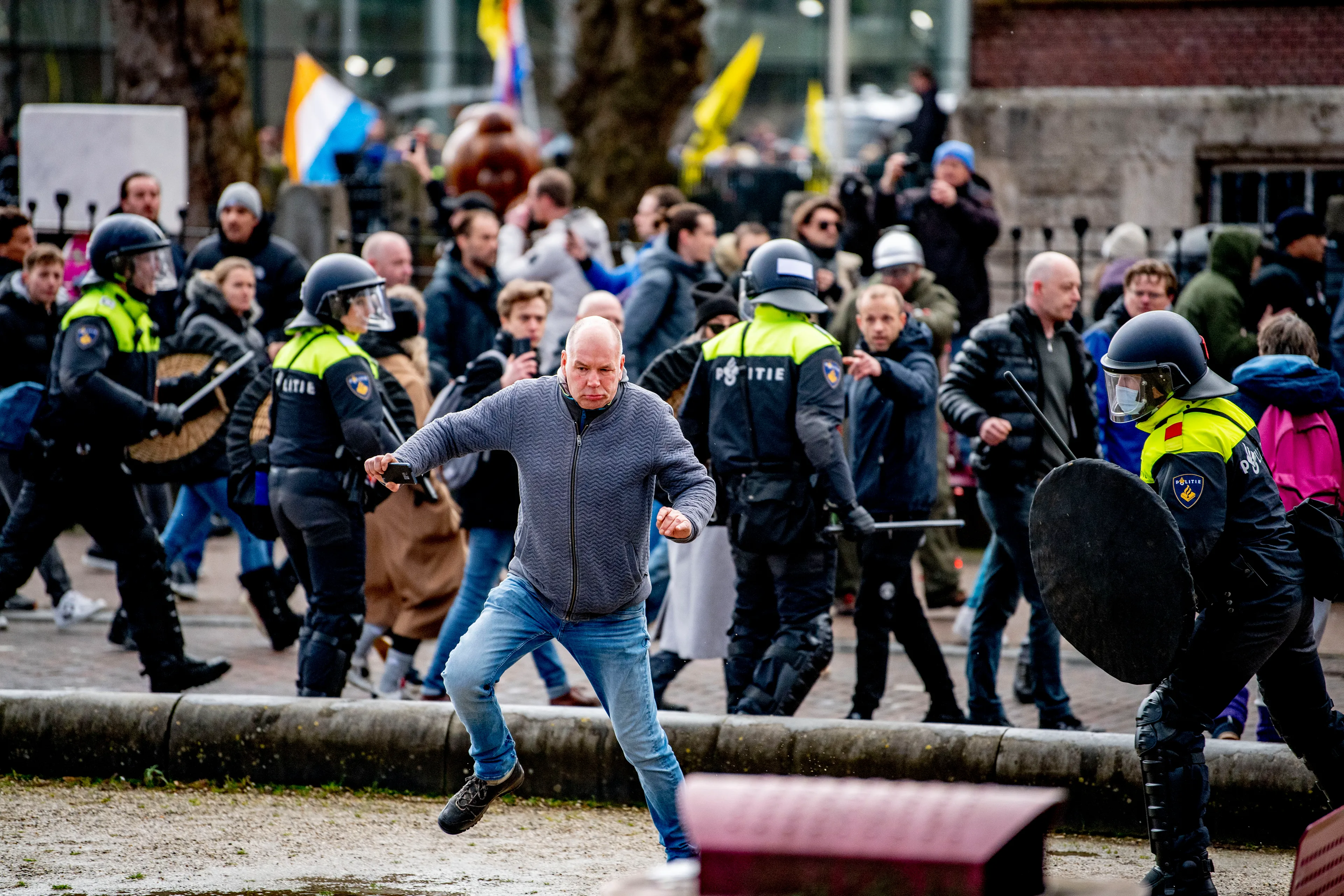 Stenengooier Museumplein voelde zich 'machtig': 'Een soort sterk leger'