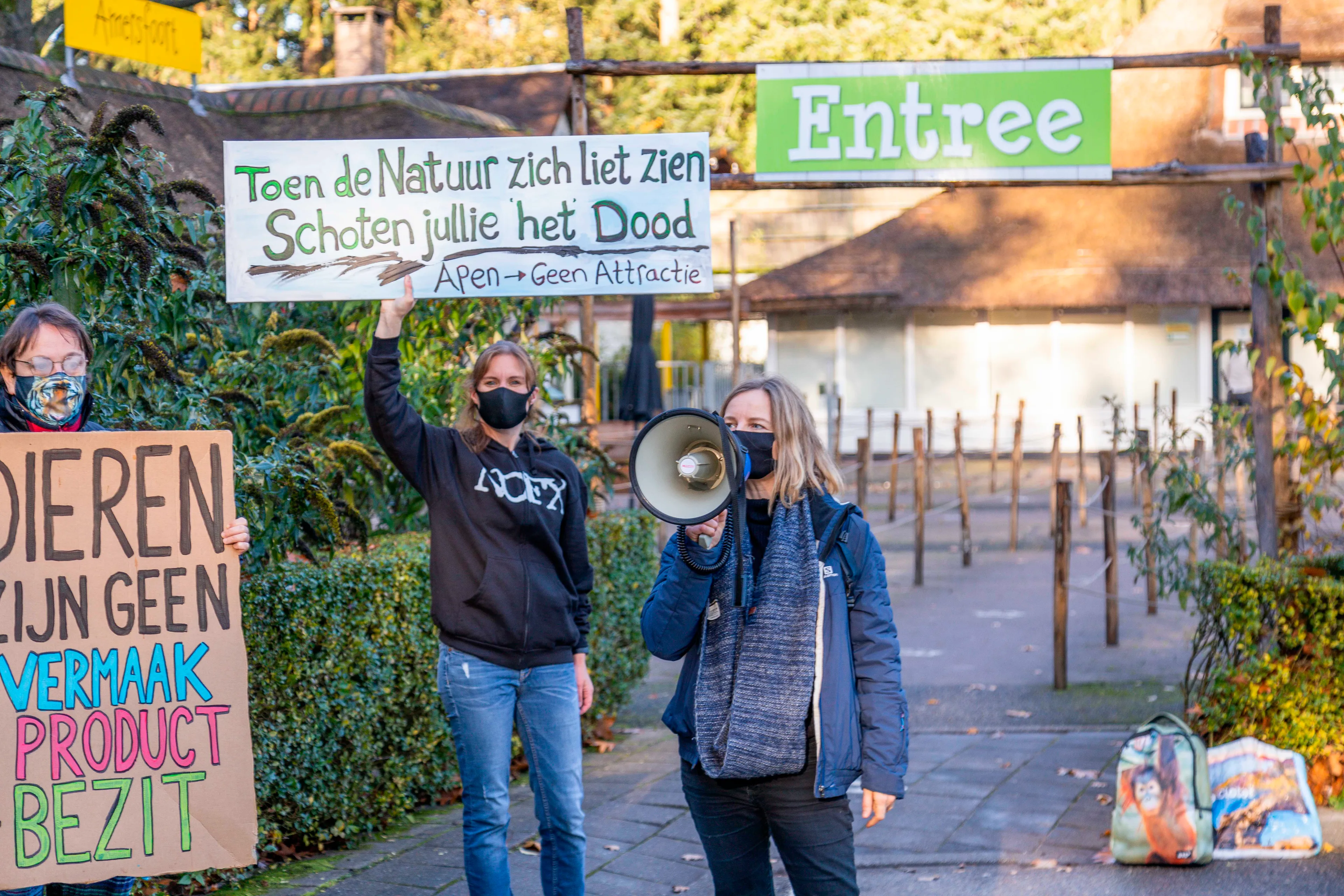 Protestactie bij DierenPark Amersfoort na doodschieten apen Mike en Karibuna