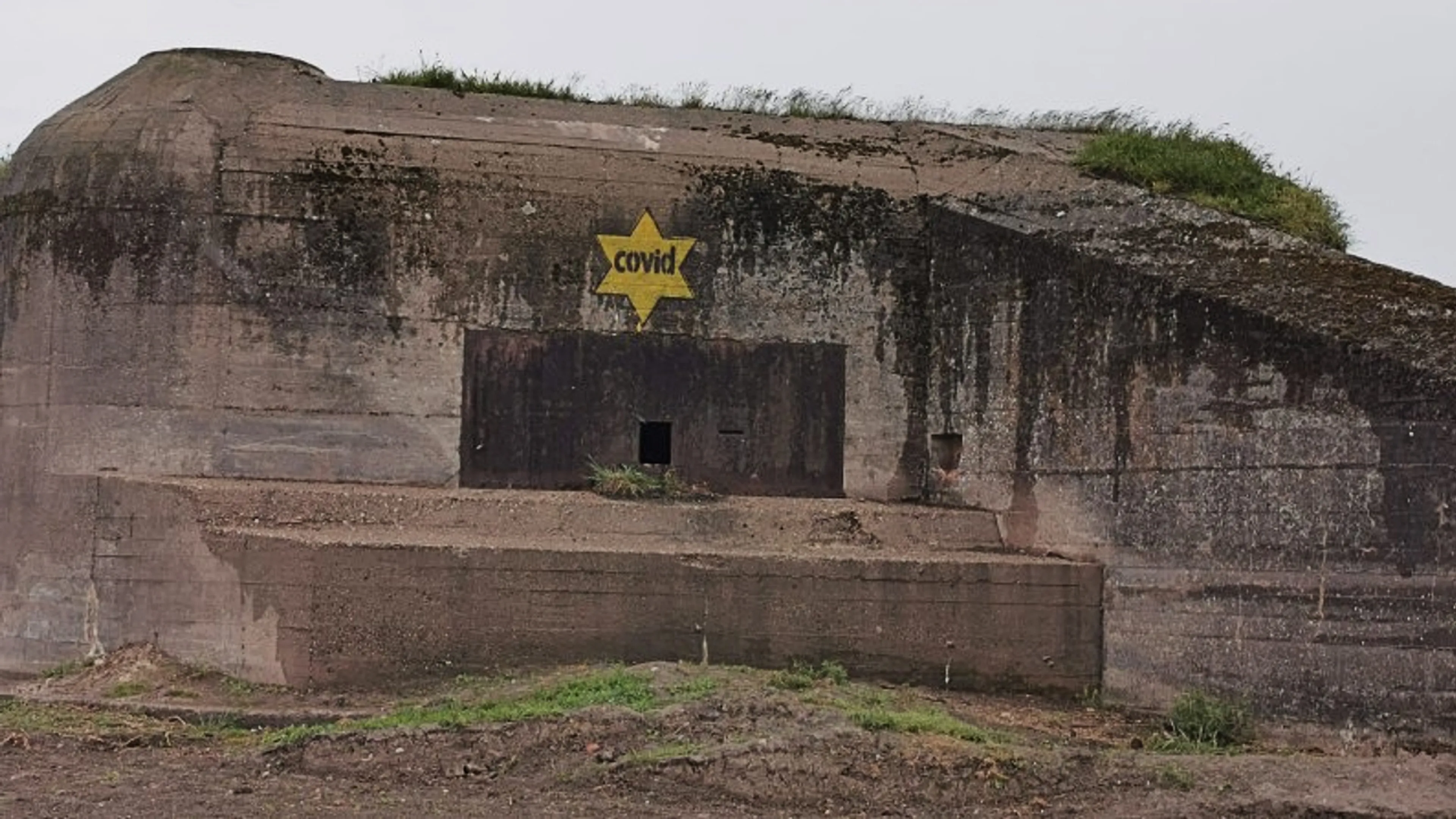 Politie veroordeelt 'covid-sterren' op muren van bunkers: 'Misselijkmakend'