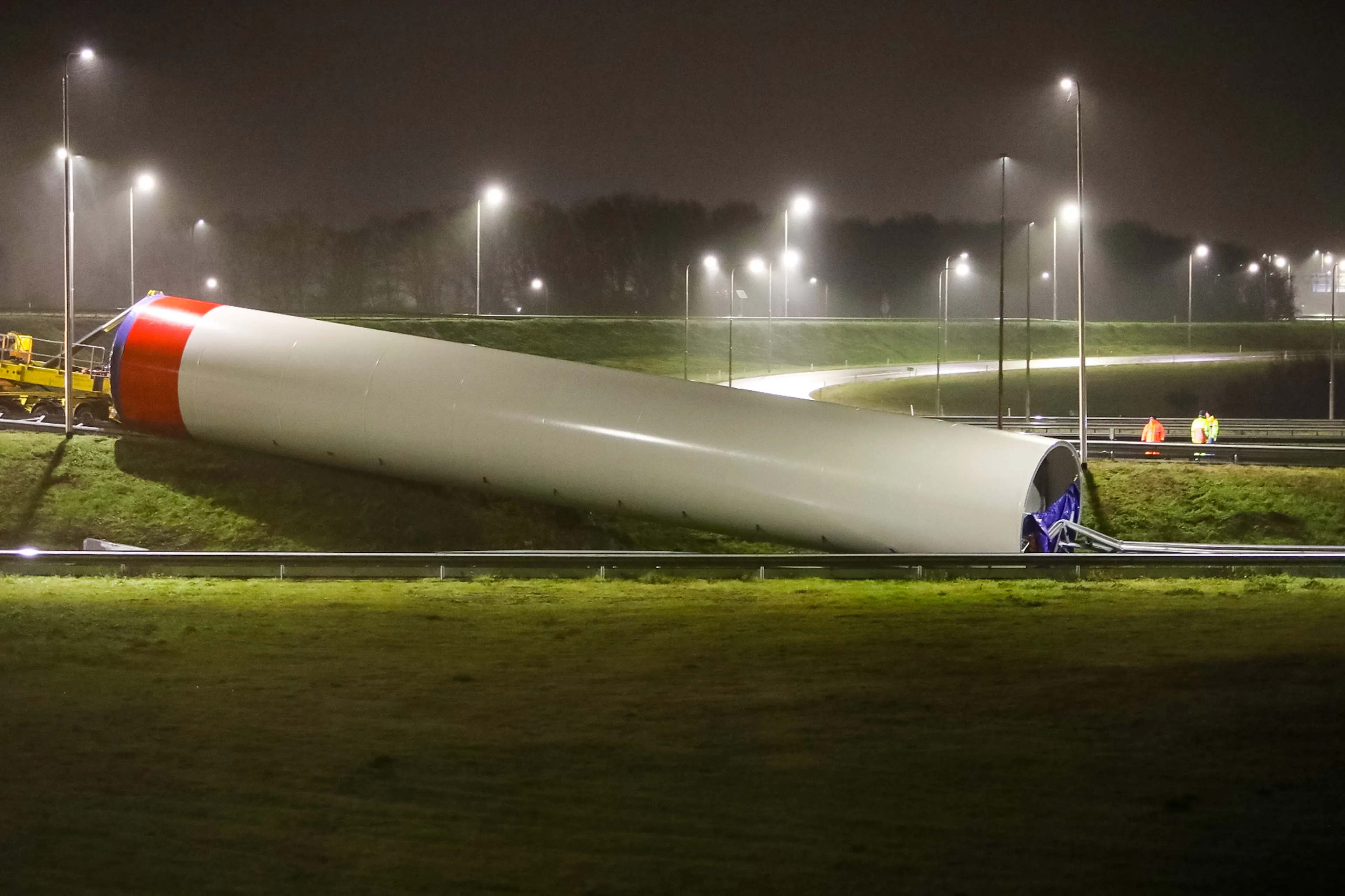 Knooppunt in Apeldoorn weer vrij nadat deel windmolen weg blokkeerde