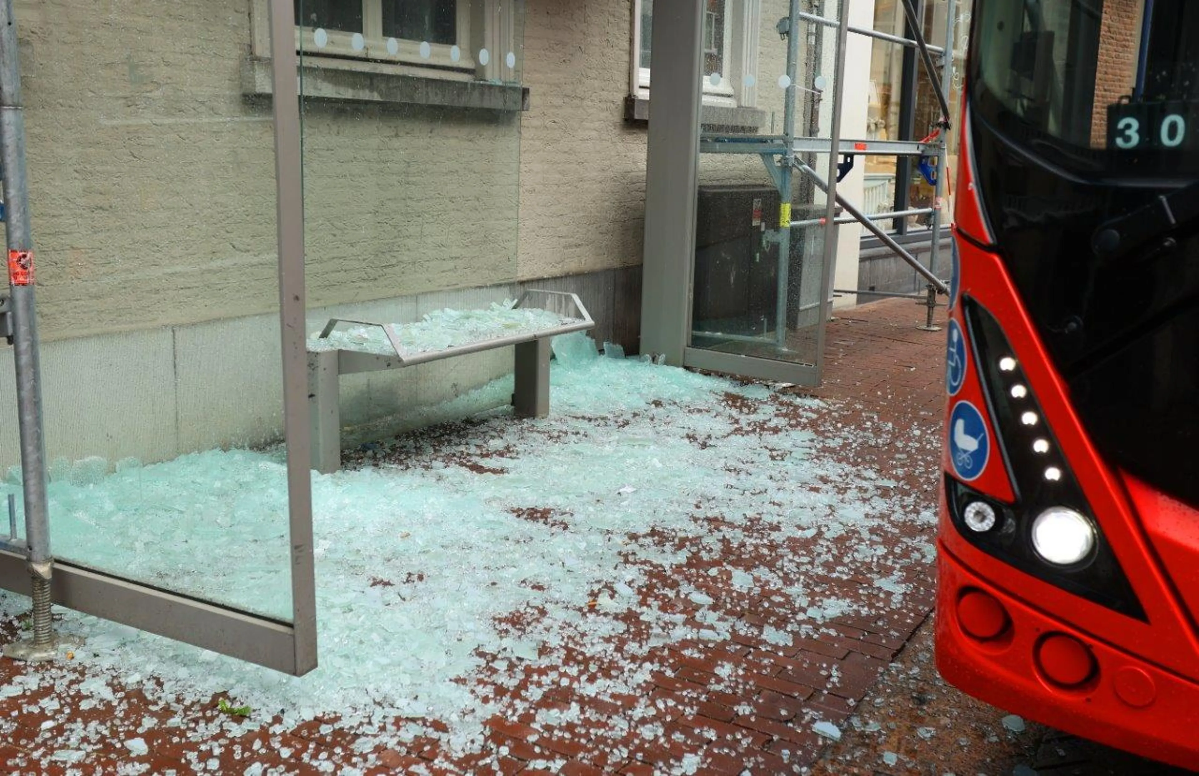 Stadsbus ramt bushalte in Den Bosch, zes gewonden: 'Slachtoffers trokken wit weg'