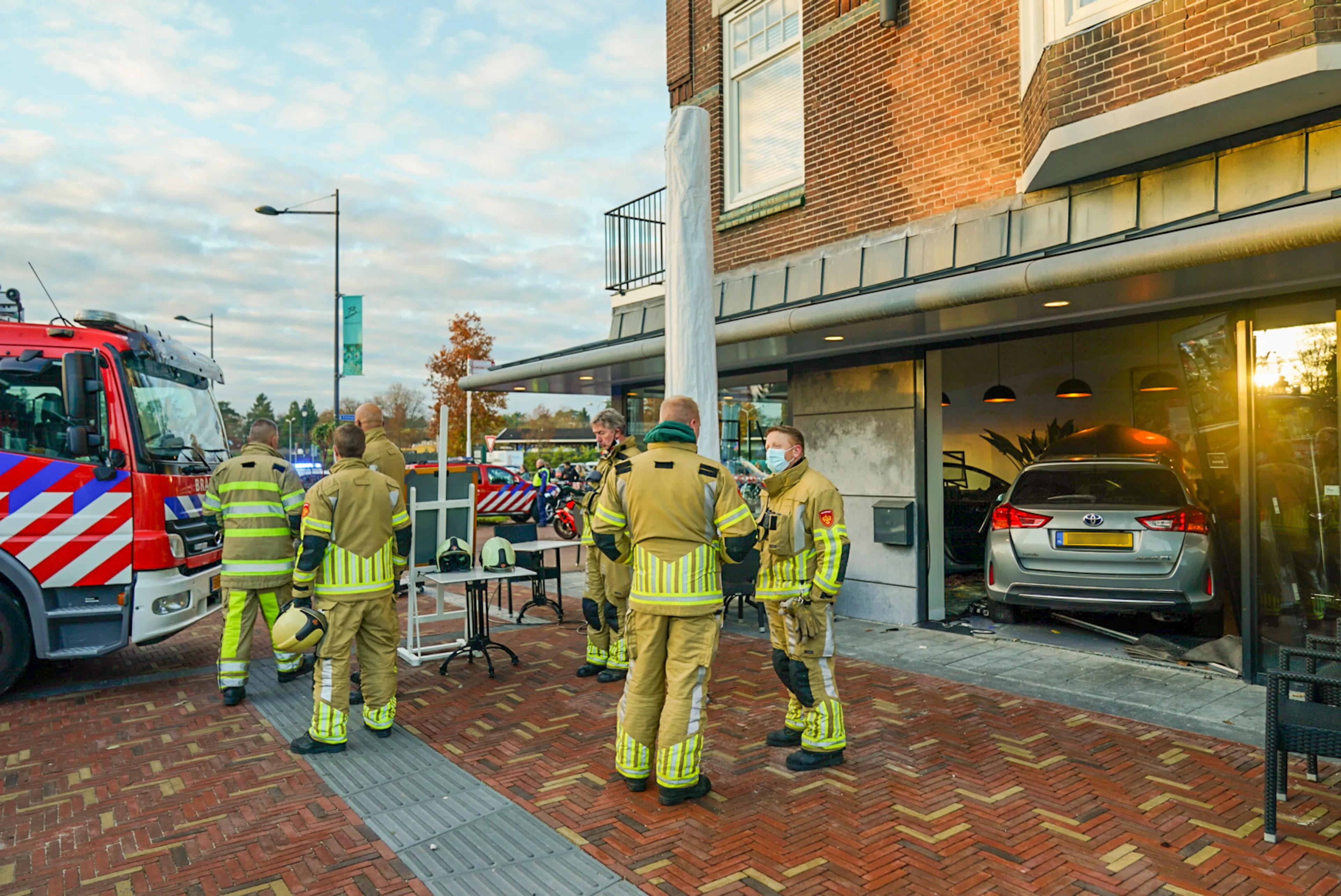 Auto rijdt brasserie binnen: meerdere gewonden, onder wie kind