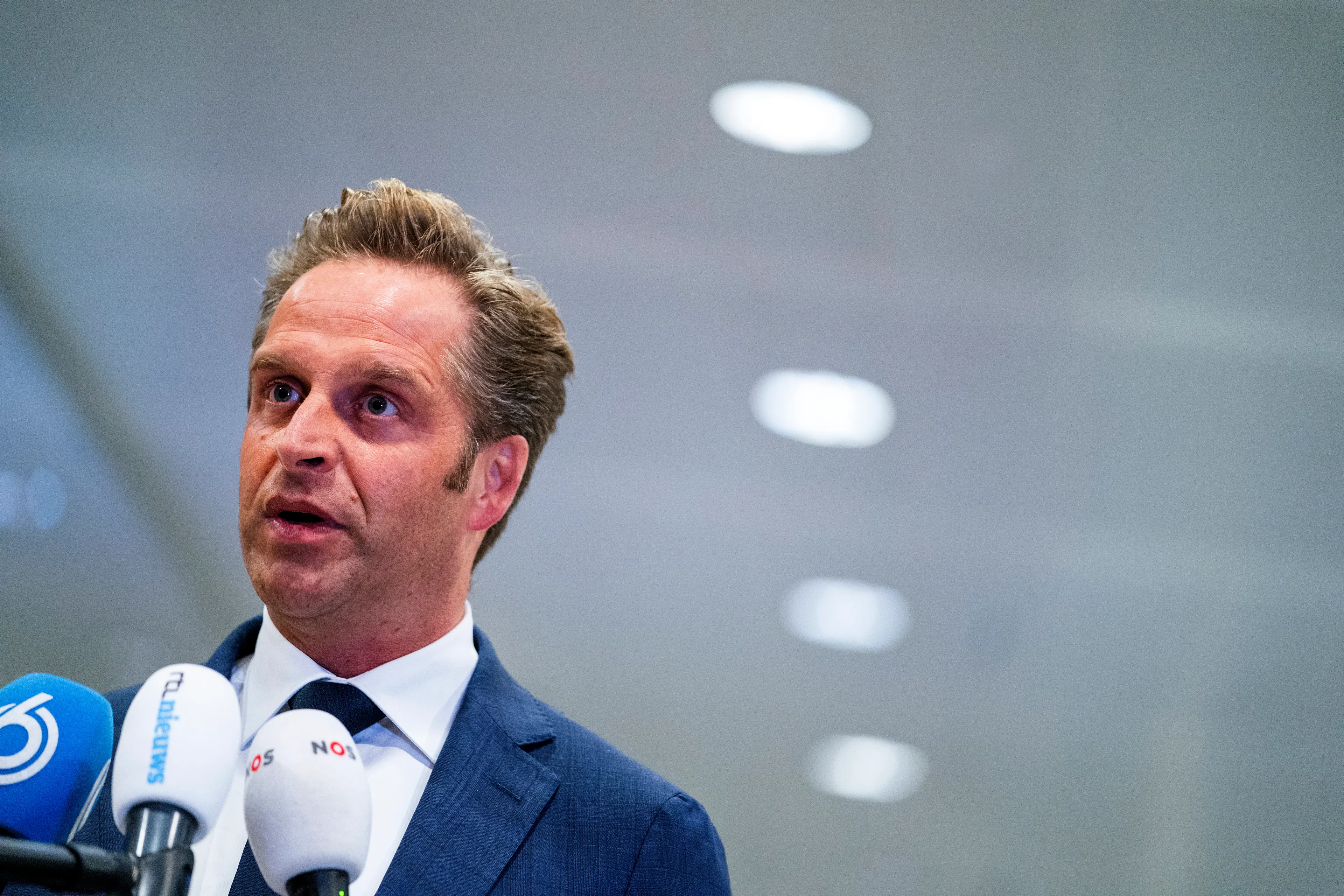 De Jonge wil valse coronaverklaringen aan banden leggen