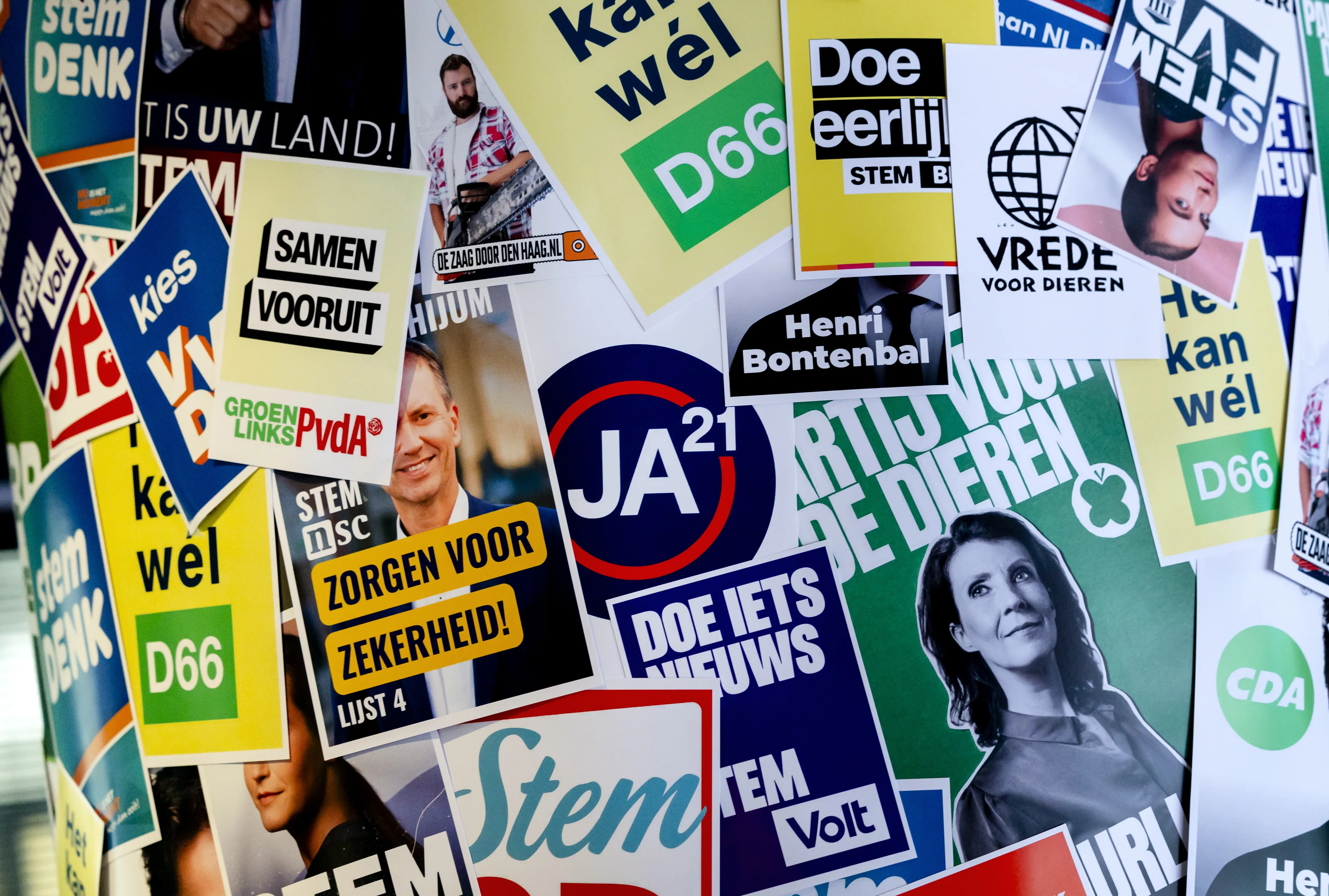Verkiezingsborden in Veendam bewerkt met hakenkruizen en PVV-letters