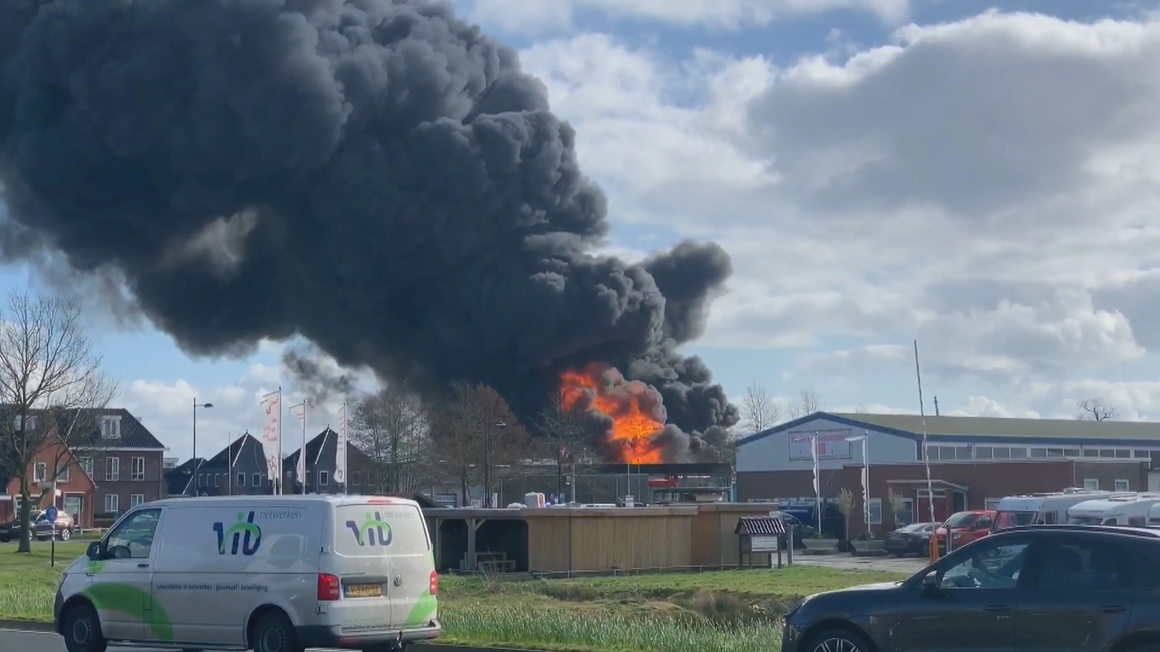 Zeer grote brand bij palletopslag in Marum