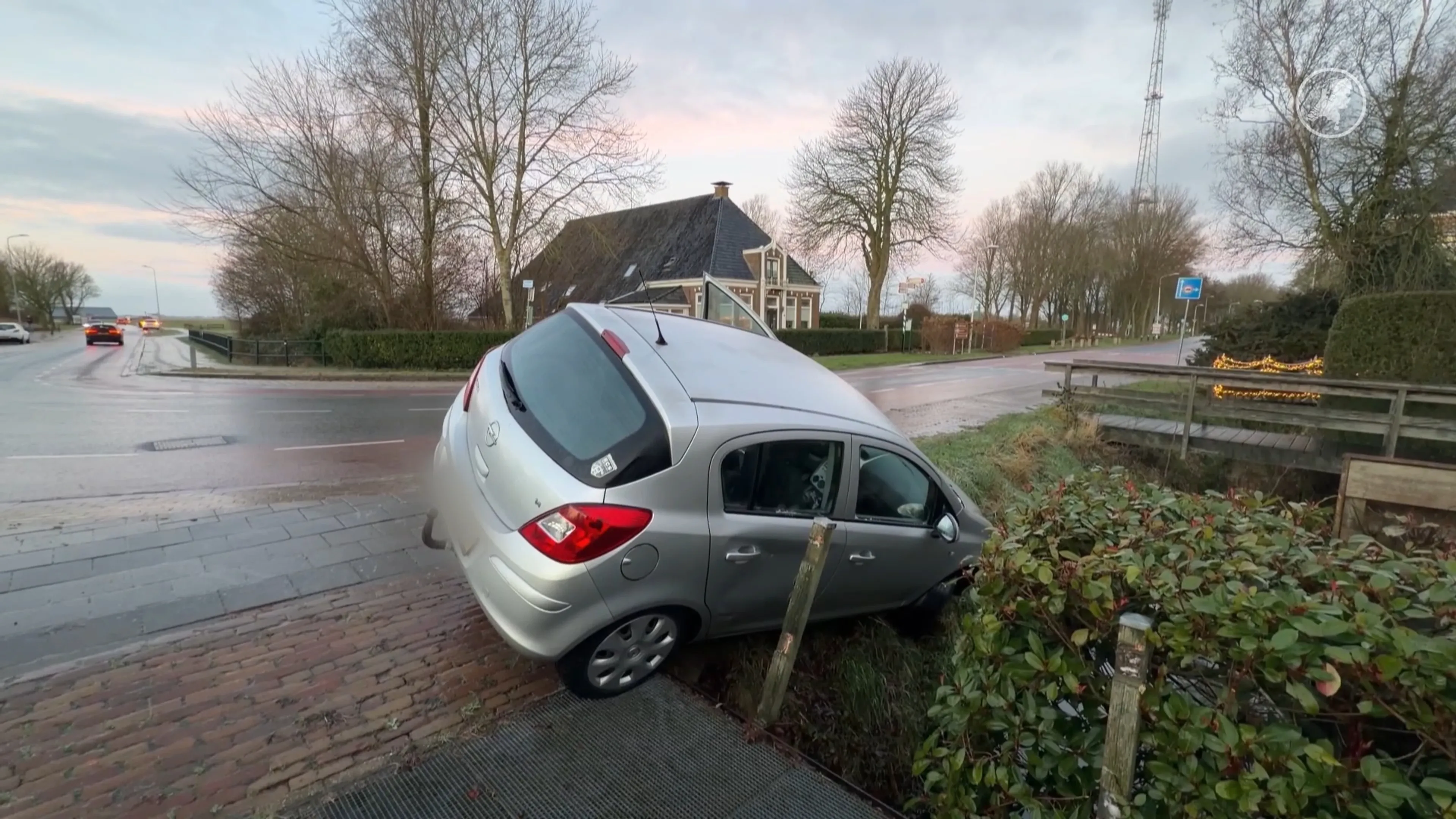 Wegen in Jirnsum spekglad door ijzel en vrieskou