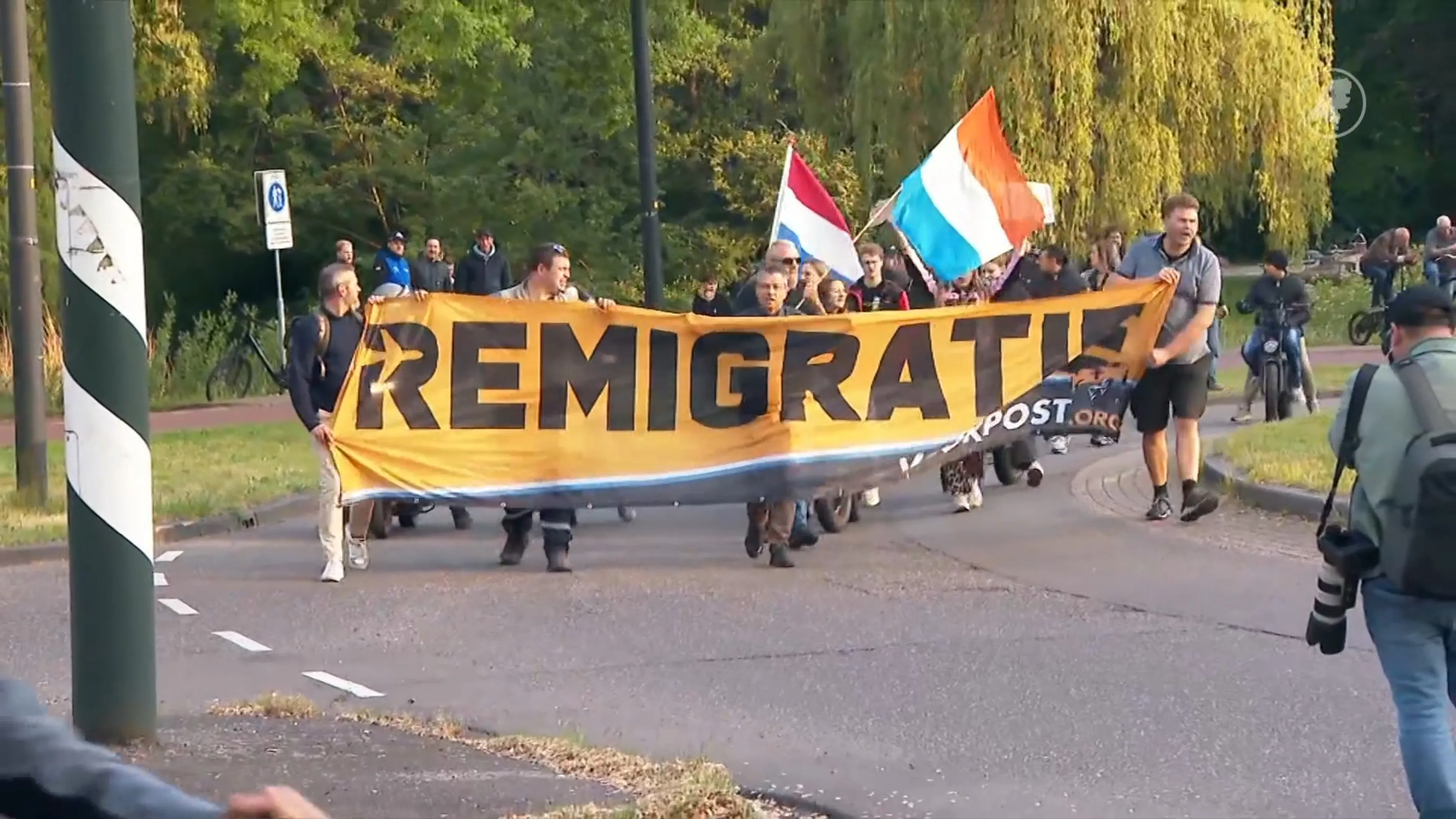 Inzet ME en meerdere aanhoudingen bij protest in Apeldoorn om azc