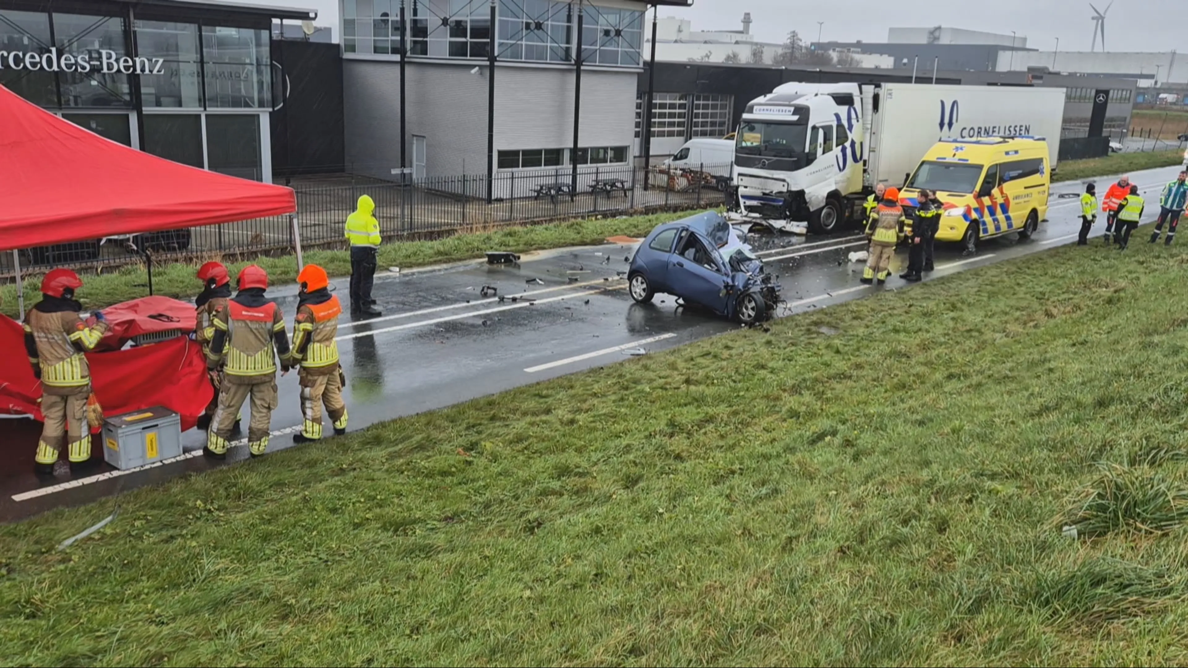 Automobilist overleden bij botsing met vrachtwagen in Zaandam