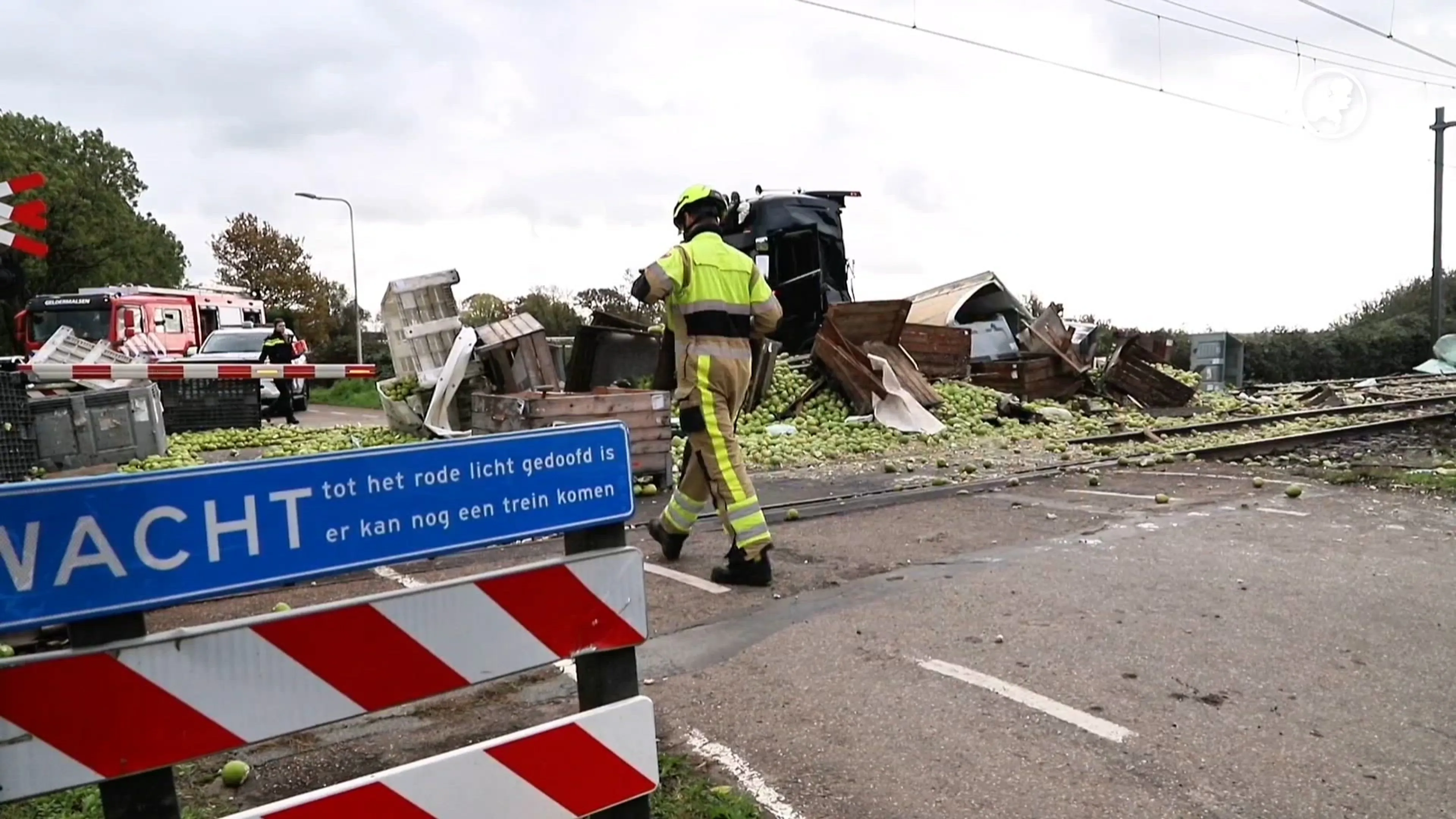 Trein botst met vrachtwagen op overweg bij Meteren, veel schade