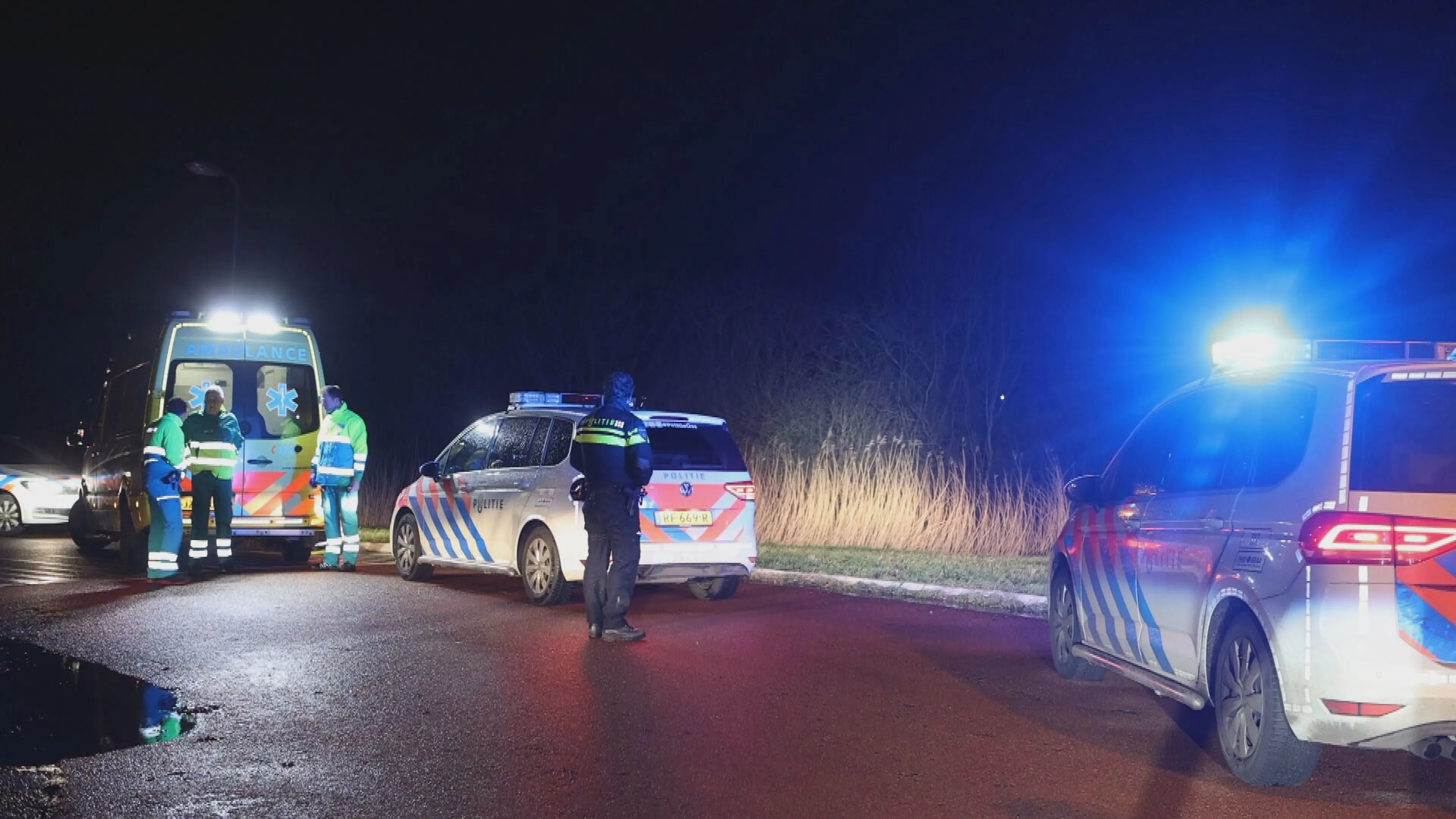Overvallers crashen na wilde politieachtervolging in sloot bij Vinkel