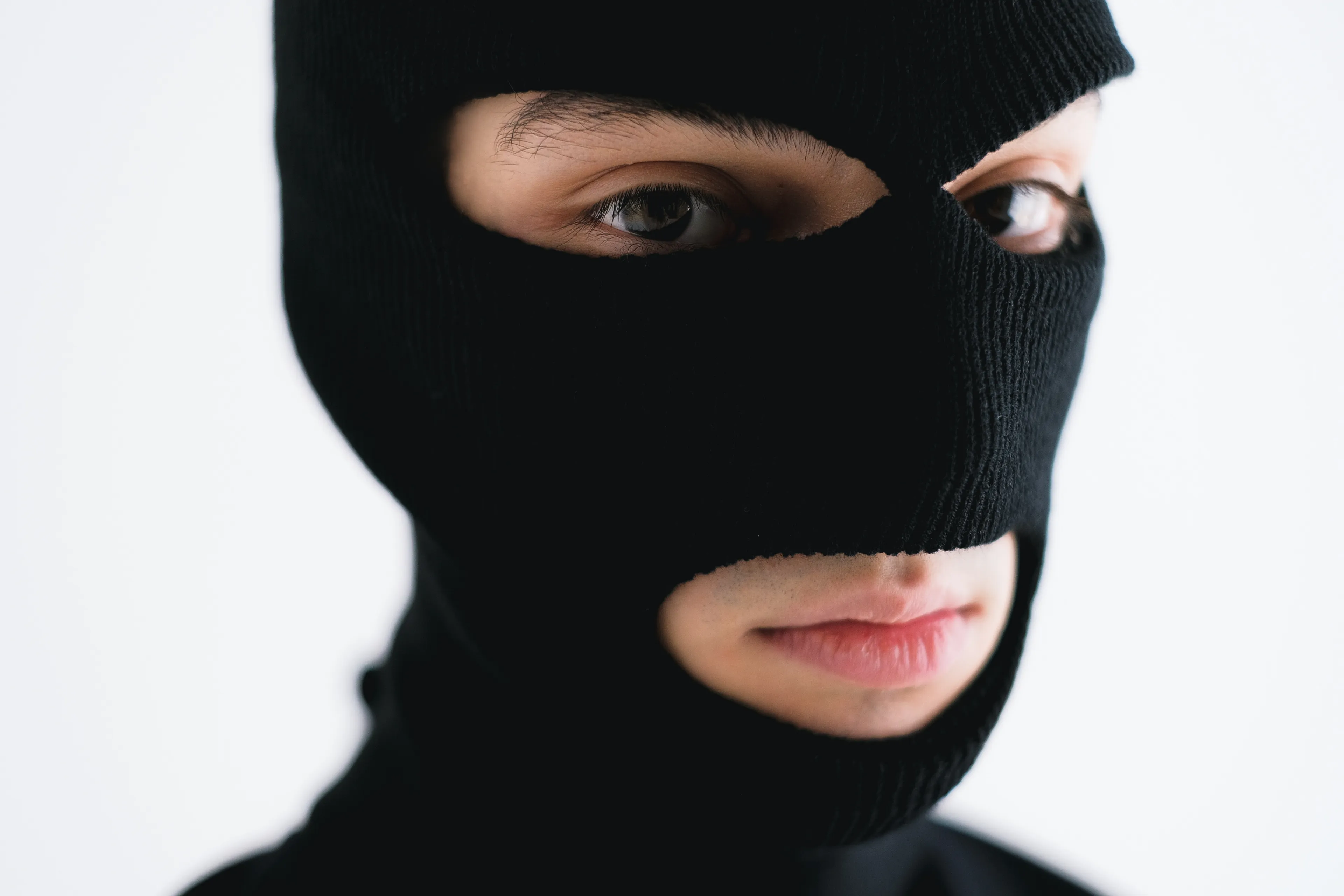 Gemaskerde mannen dringen woning binnen, twee mannen ernstig mishandeld