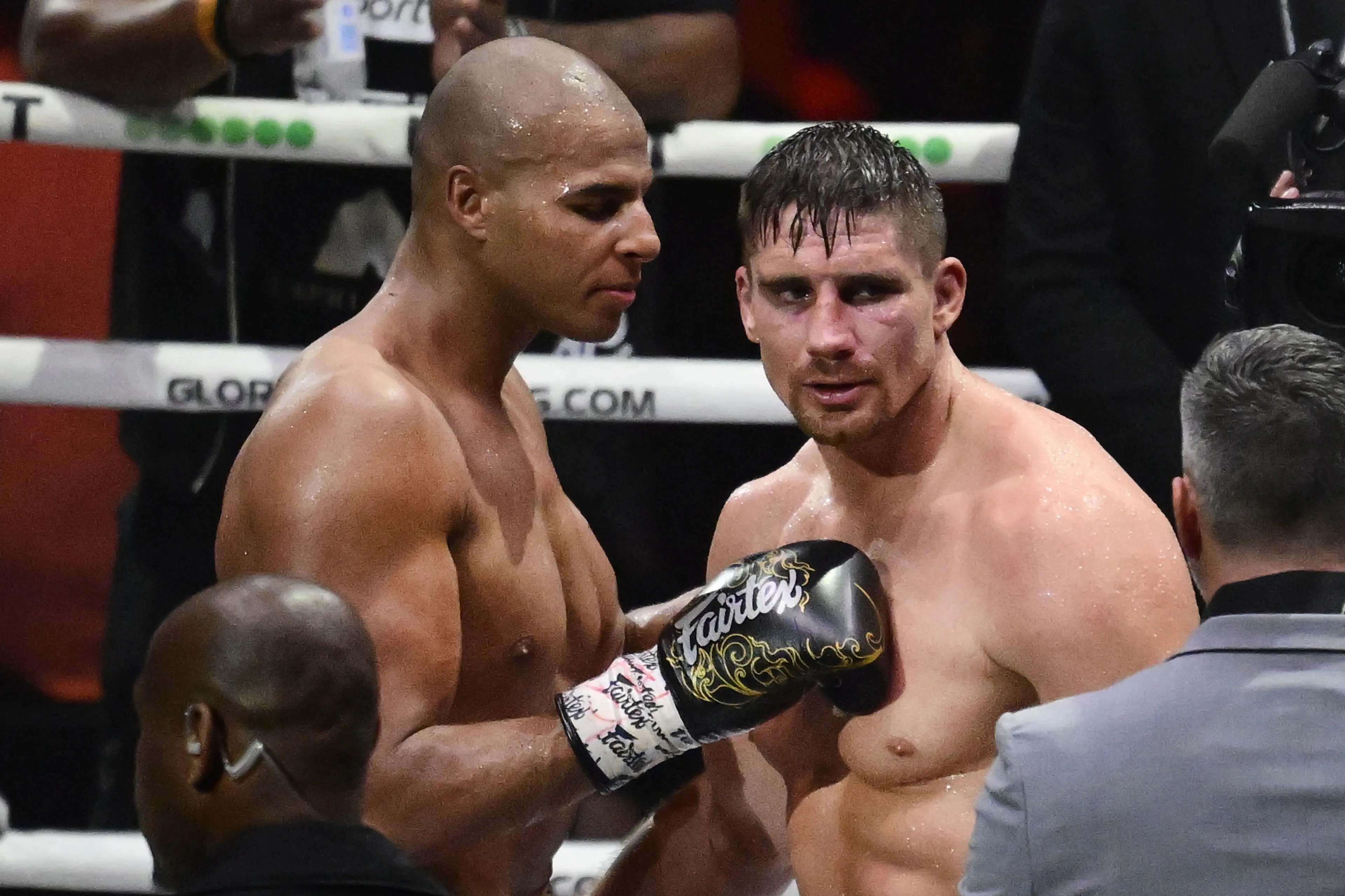 Rico Verhoeven blijft ongeslagen 'King of Kickboxing' na winst op Rigters