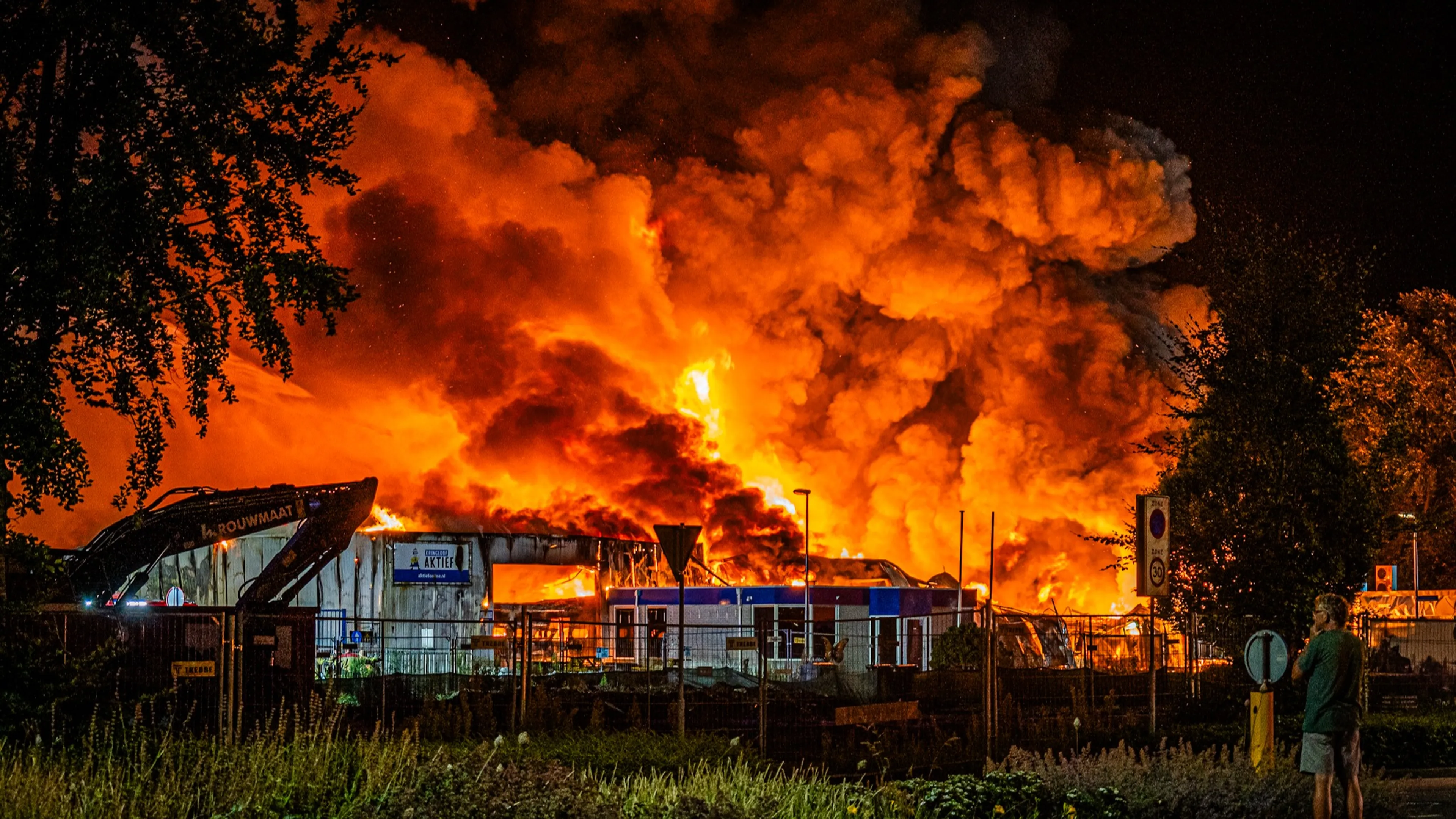 Grote brand verwoest kringloopwinkel en bouwmarkt in Winterswijk