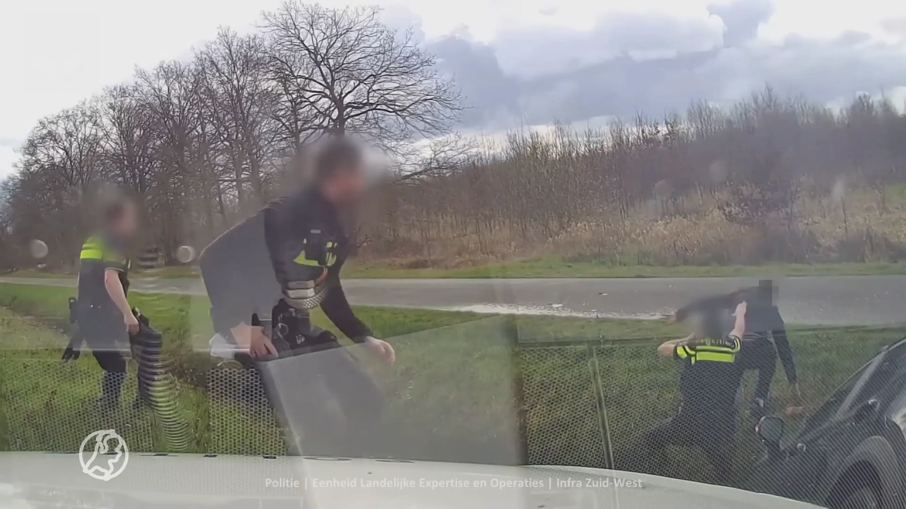 ZIEN: vluchtende drugscrimineel gaat met billen bloot na wilde achtervolging