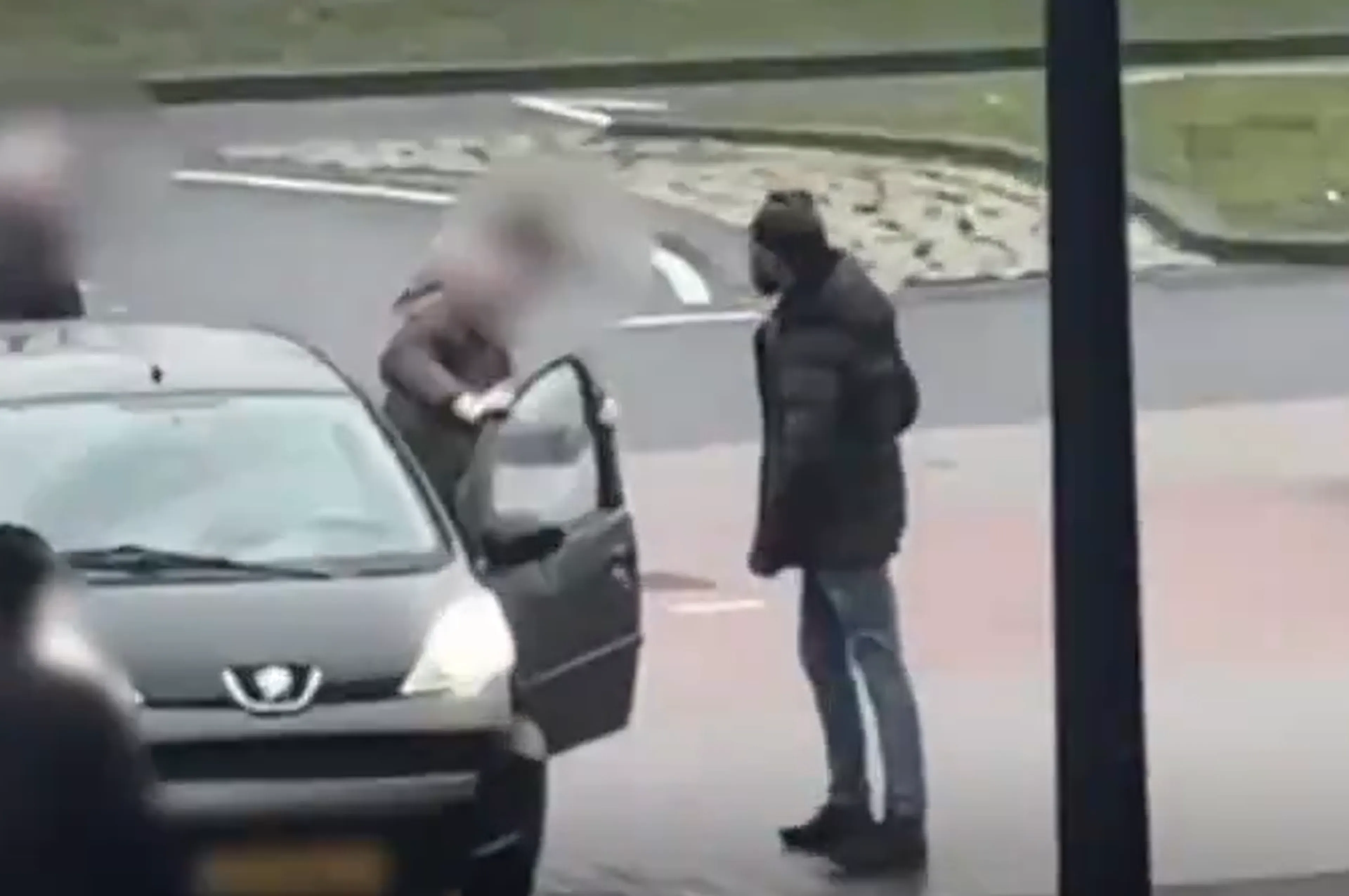 Agressieve fietser slaat automobilist bewusteloos bij verkeersruzie in Amsterdam