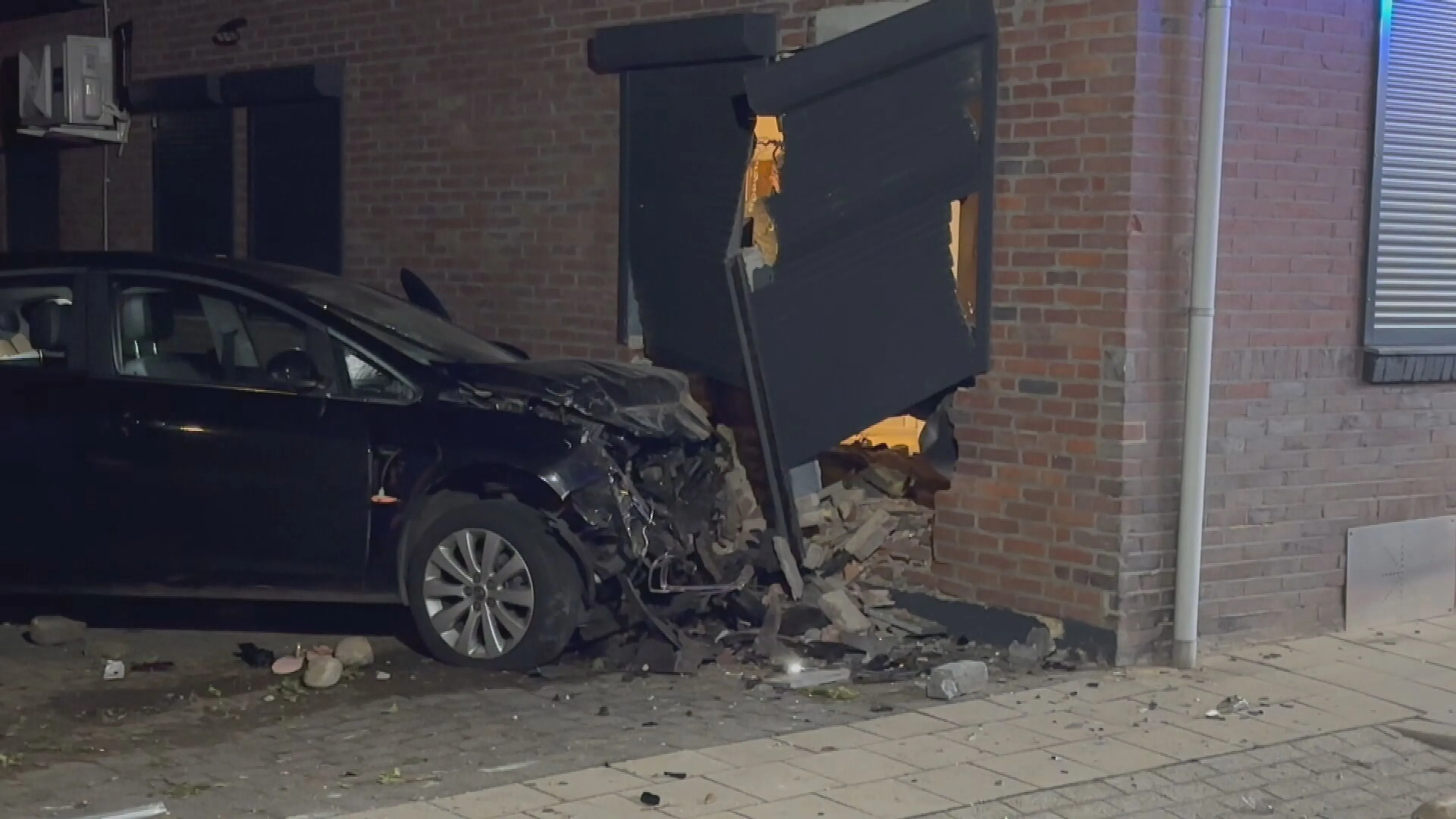Auto rijdt woning binnen in Kerkrade, twee gewonden naar ziekenhuis