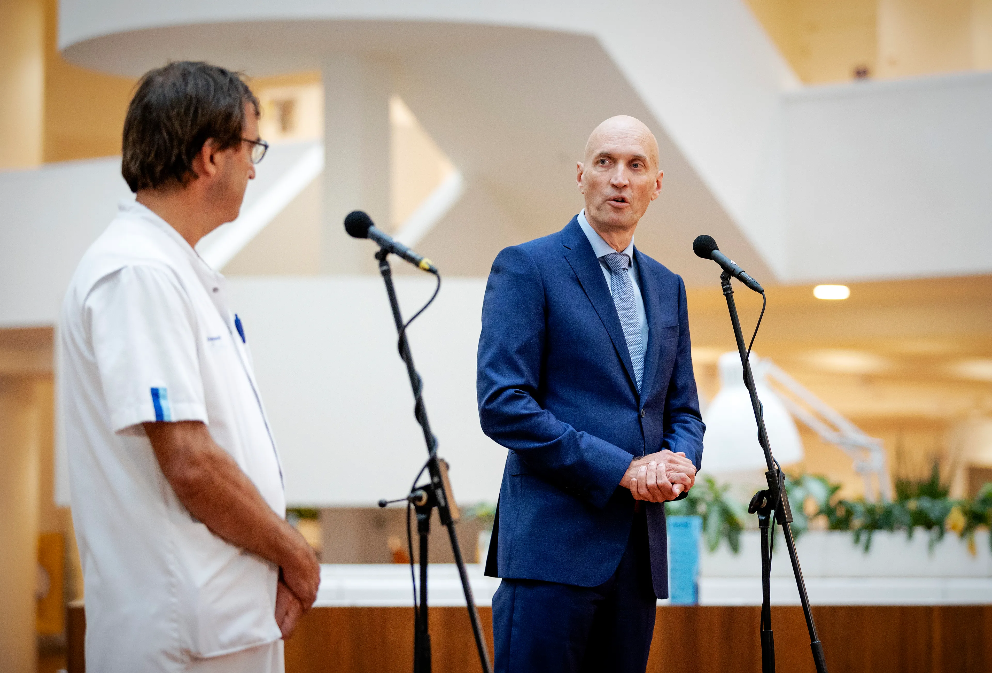 Gommers en Kuipers kritisch op coronastrategie: 'Sturen op laag aantal besmettingen had zorg minder belast'