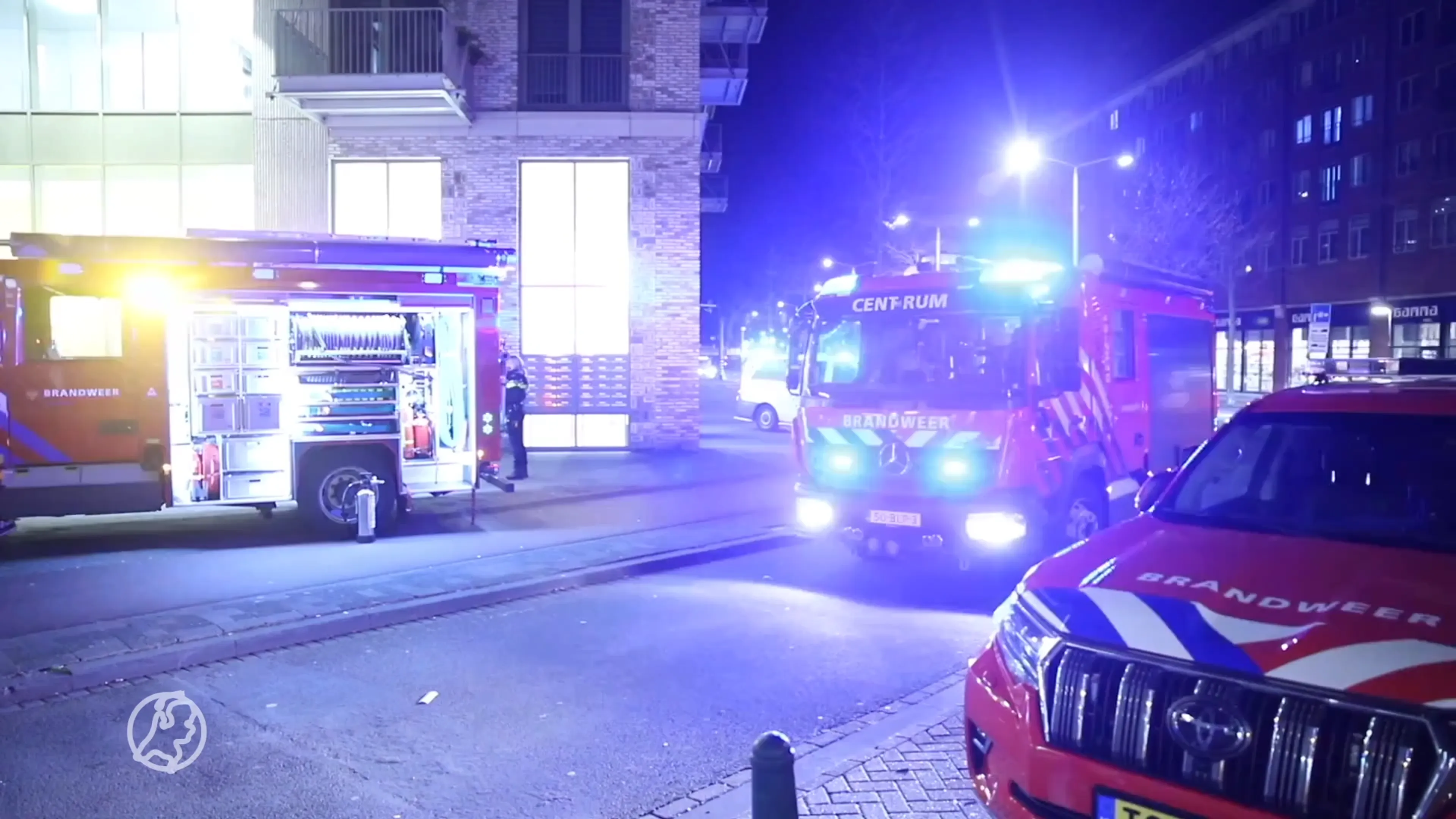 Brandweer rukt groot uit om rook in flatgebouw en stuit op ritueel