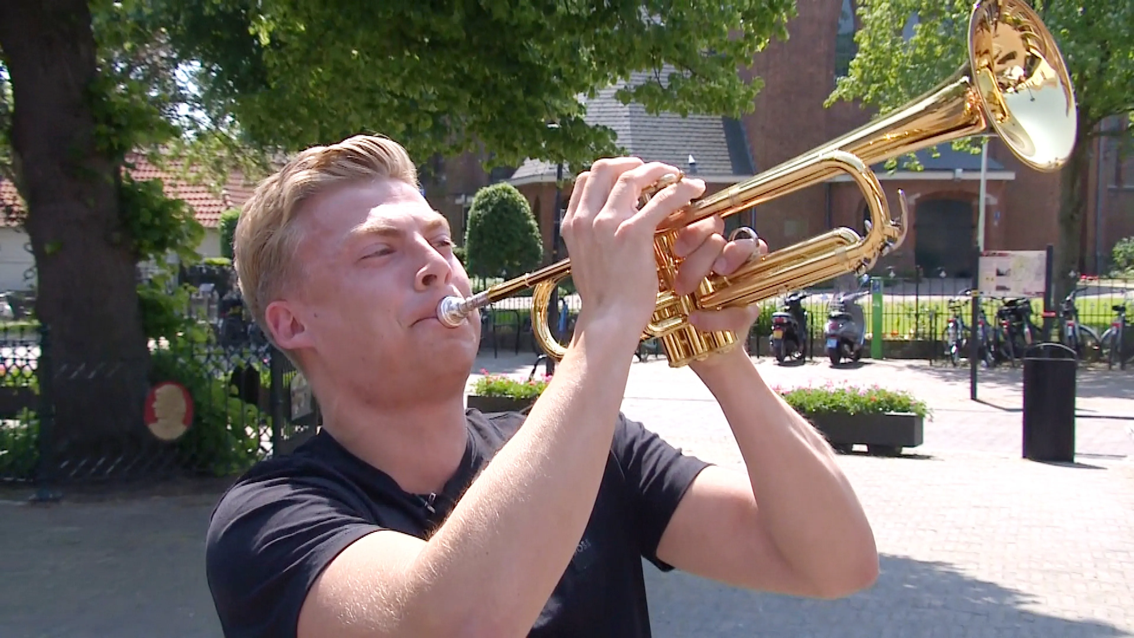 Jeffrey (21) doet de gekste dingen met zijn trompet en trekt daarmee miljoenen kijkers
