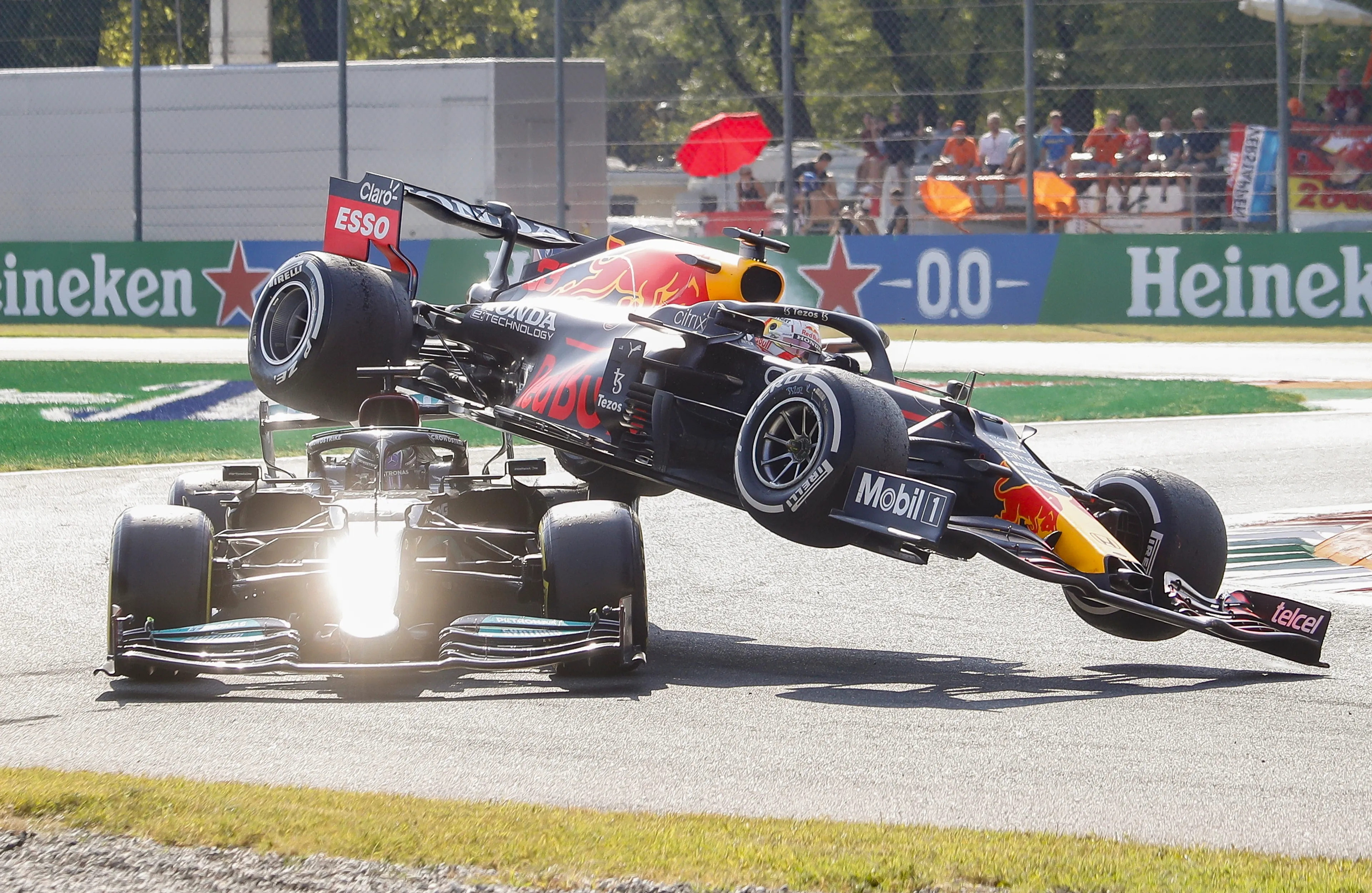 Verstappen bestraft voor crash: volgende race drie plekken naar achter bij start