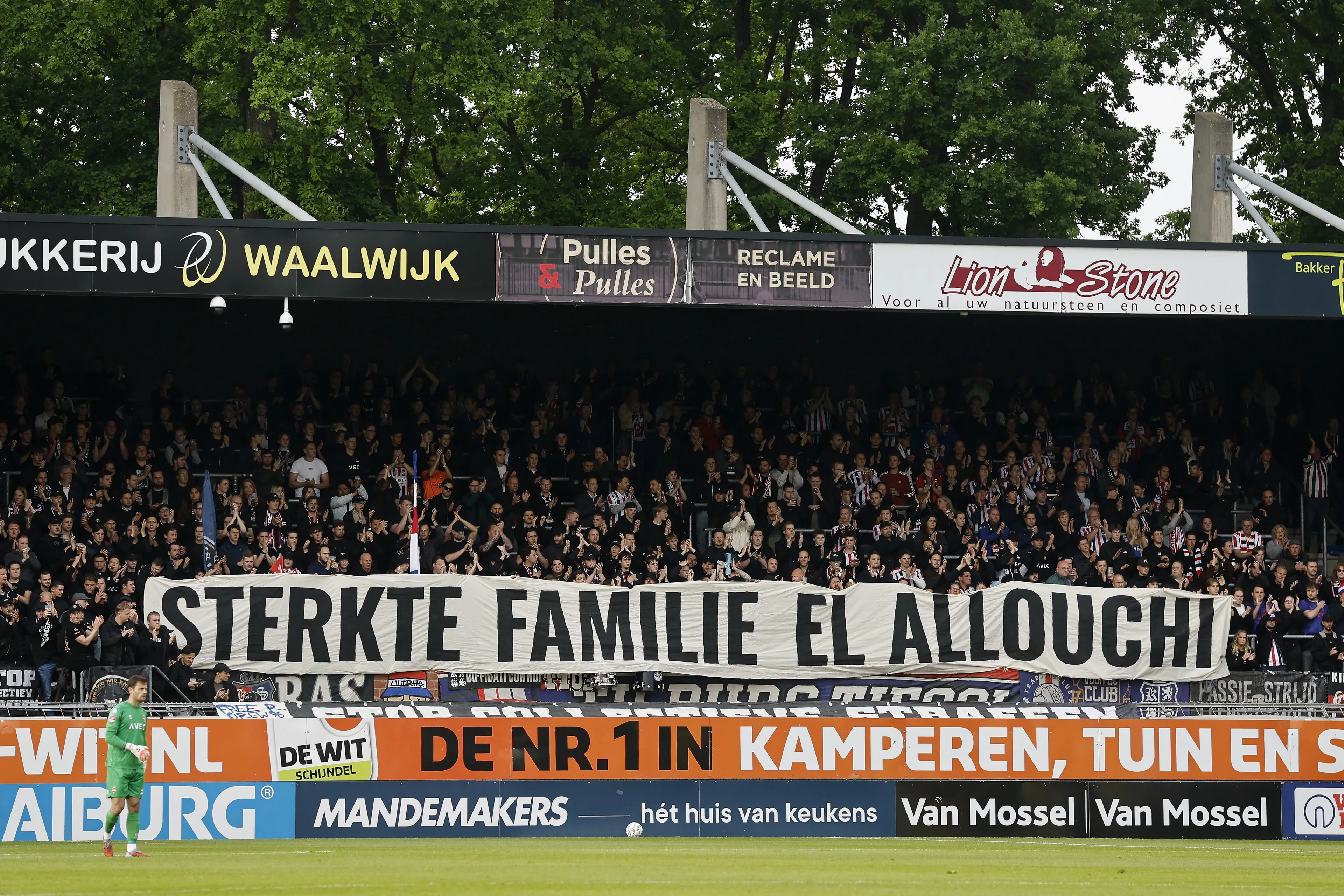 Emotioneel eerbetoon voor El Allouchi in vol stadion na verlies dochter