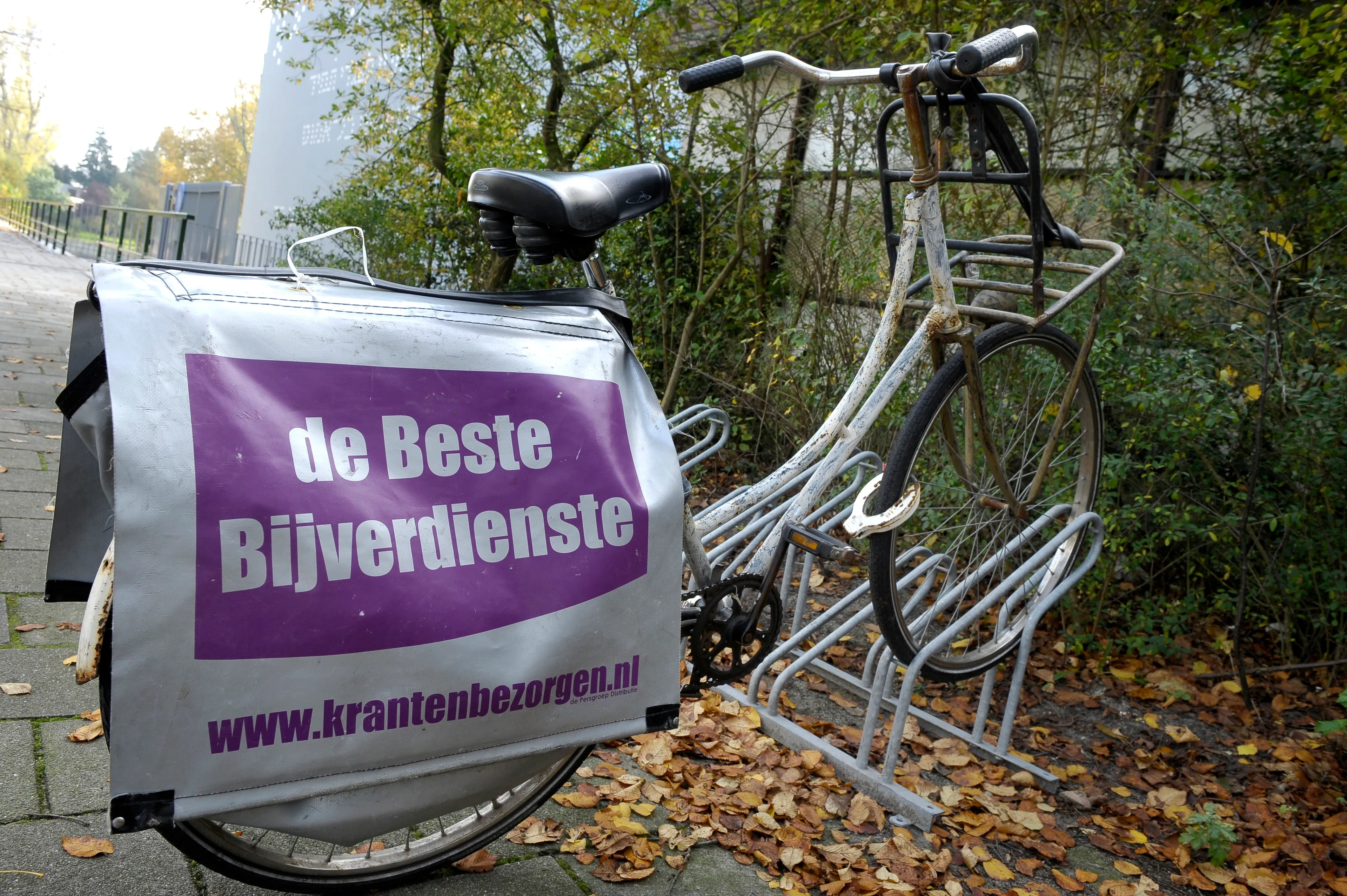 Krantenbezorger (68) in Weert beroofd van gouden halsketting