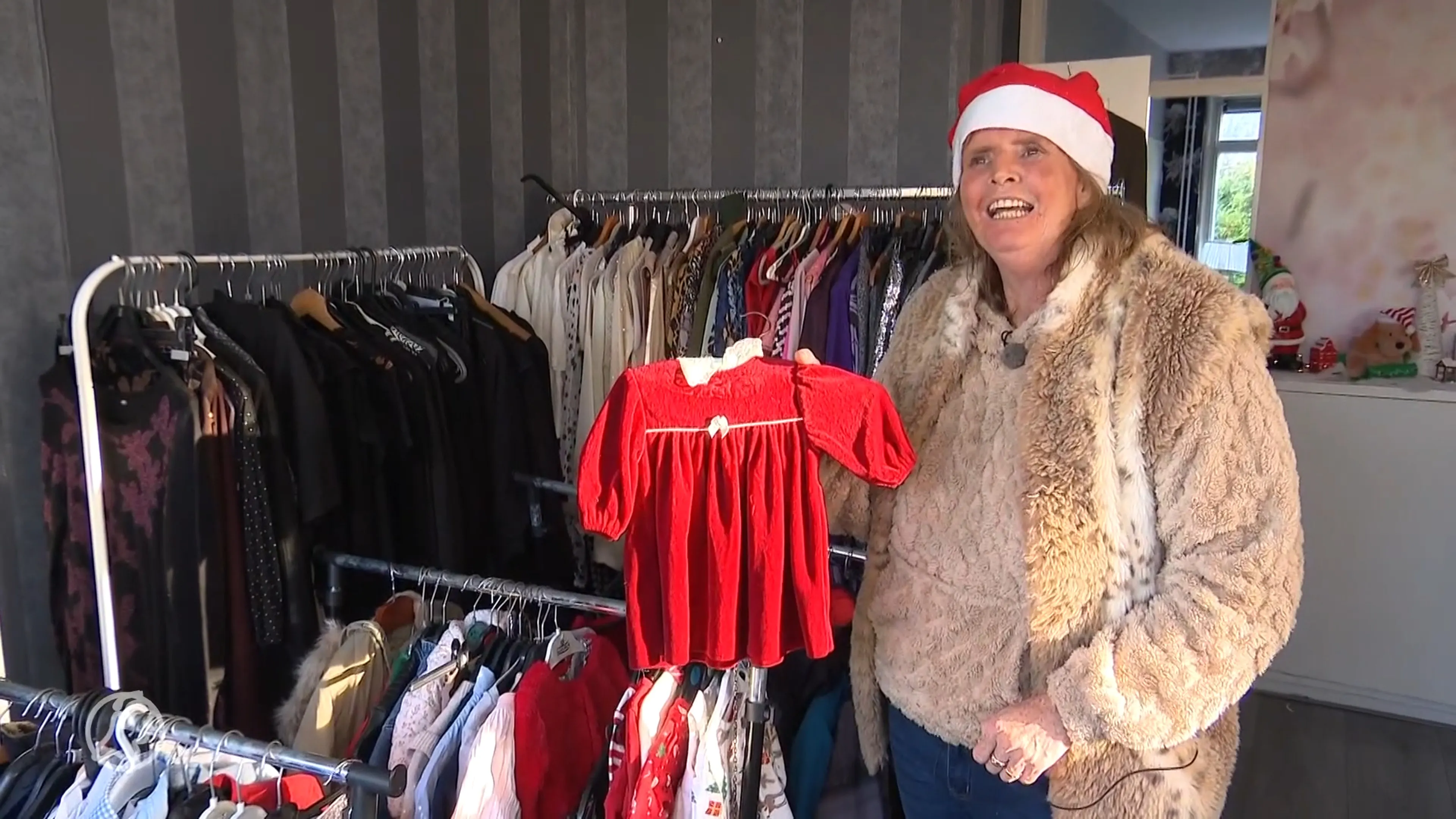 Mirjam deelt kerstpakketten uit aan kwetsbare gezinnen in Voorburg